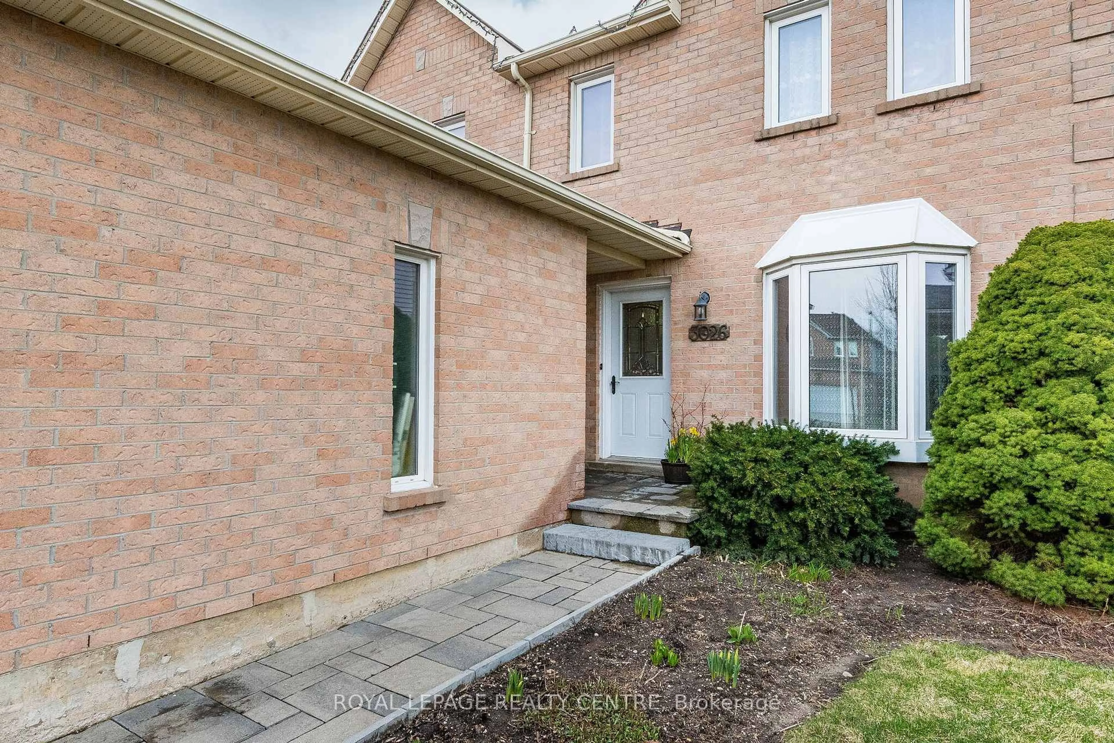 Home with brick exterior material, street for 3026 Dalehurst Dr, Mississauga Ontario L5N 6M8
