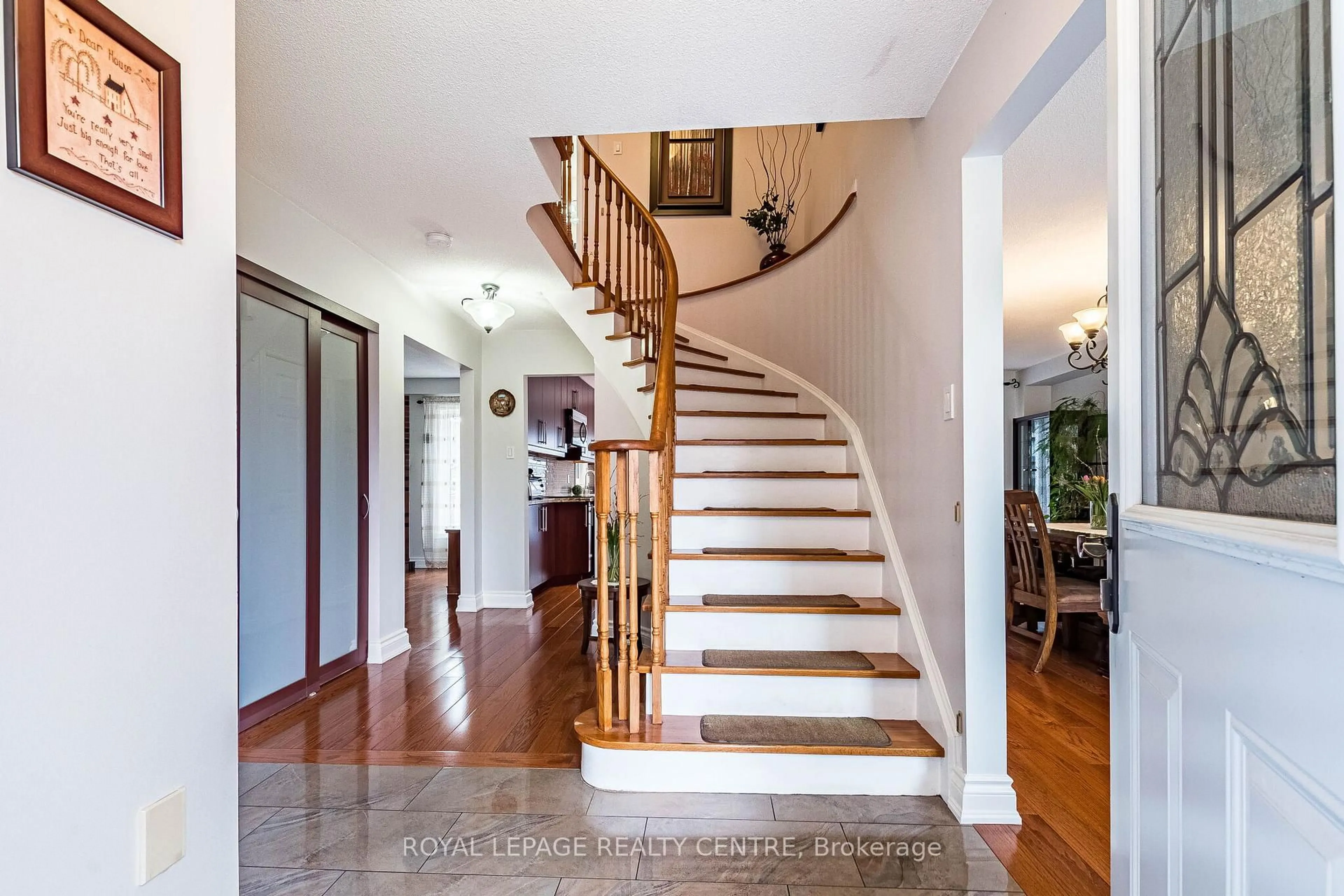 Indoor foyer for 3026 Dalehurst Dr, Mississauga Ontario L5N 6M8