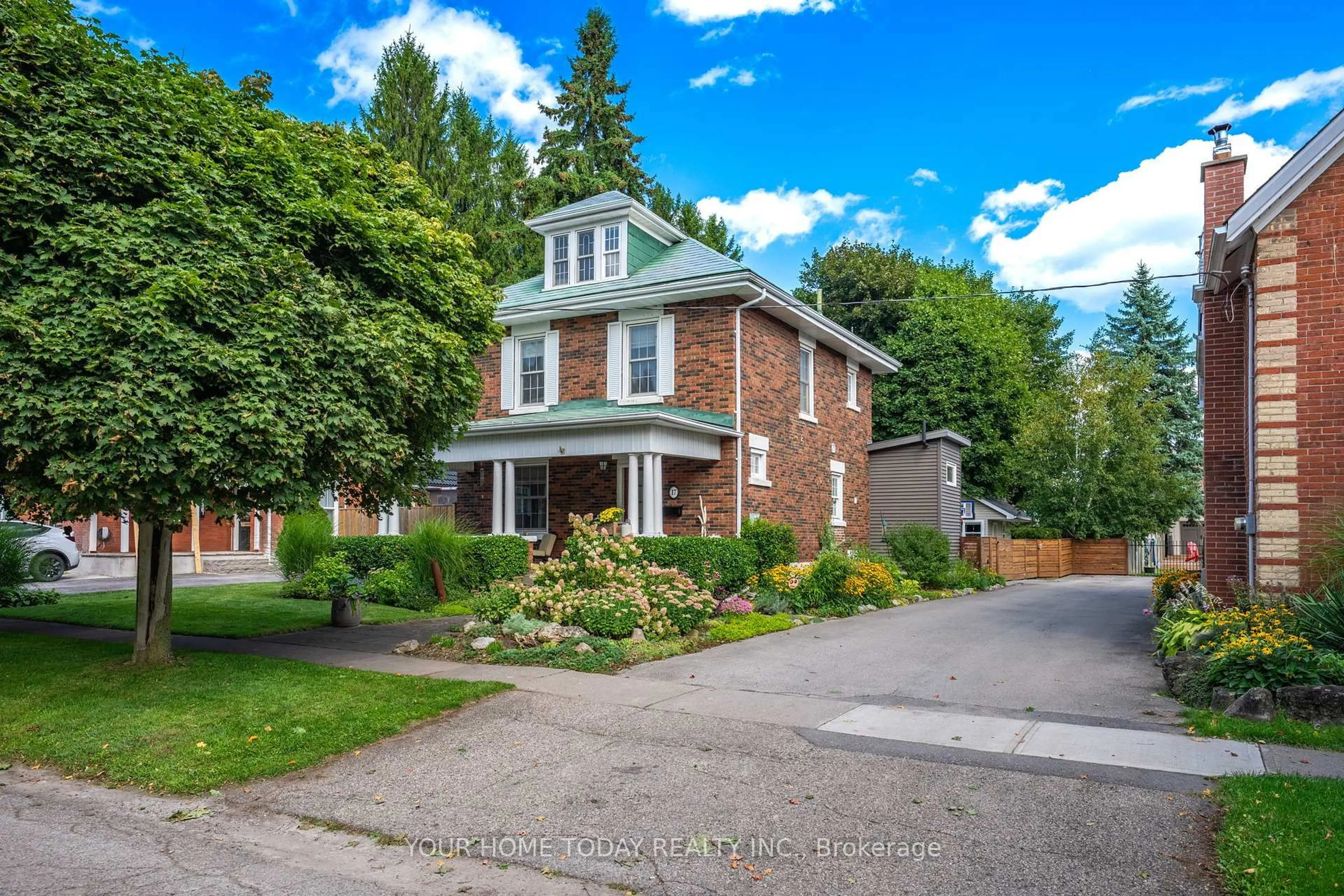 Home with brick exterior material, street for 17 Park Ave, Halton Hills Ontario L7J 1Y3