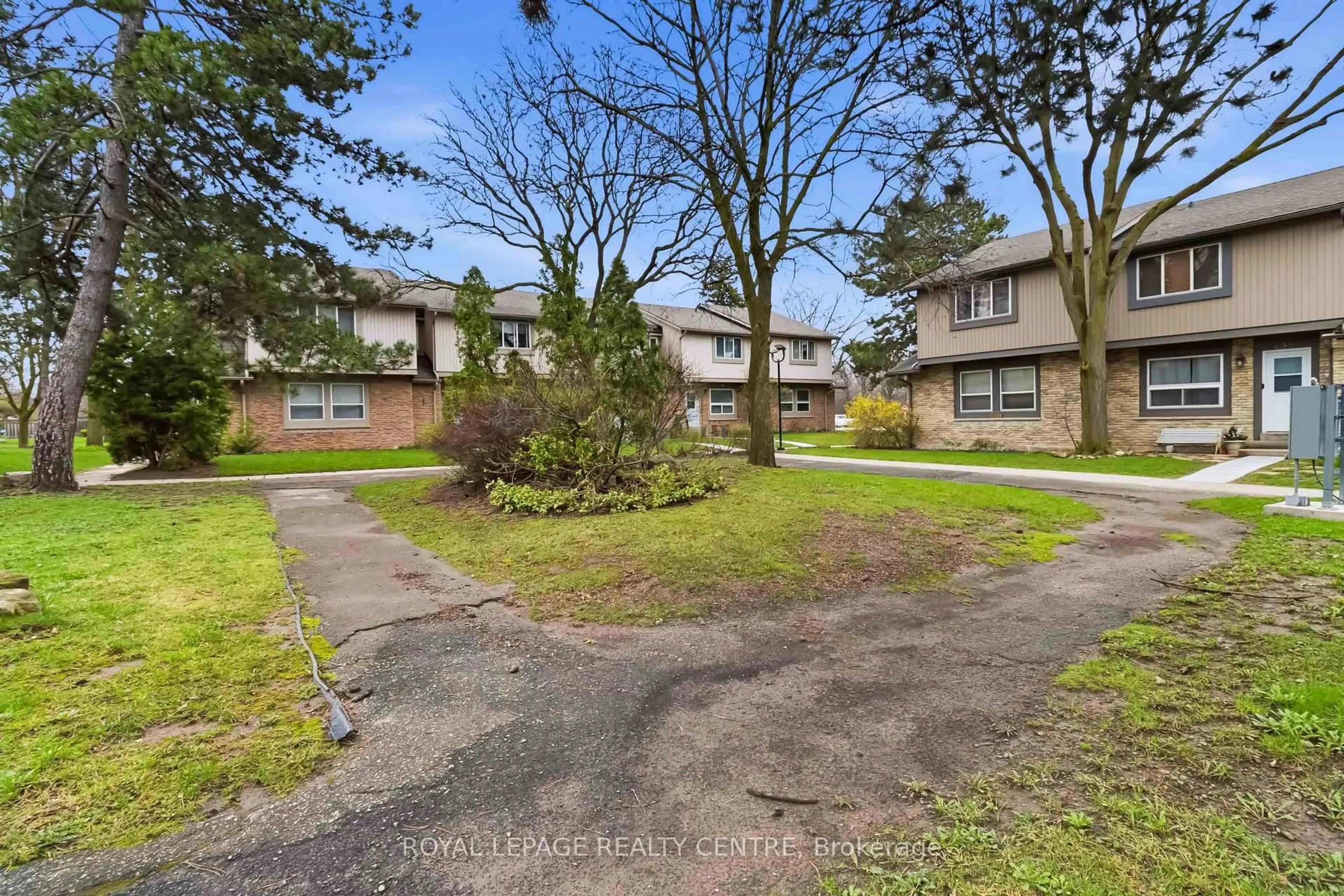 A pic from outside/outdoor area/front of a property/back of a property/a pic from drone, street for 683 Woodward Ave, Milton Ontario L9T 3K4