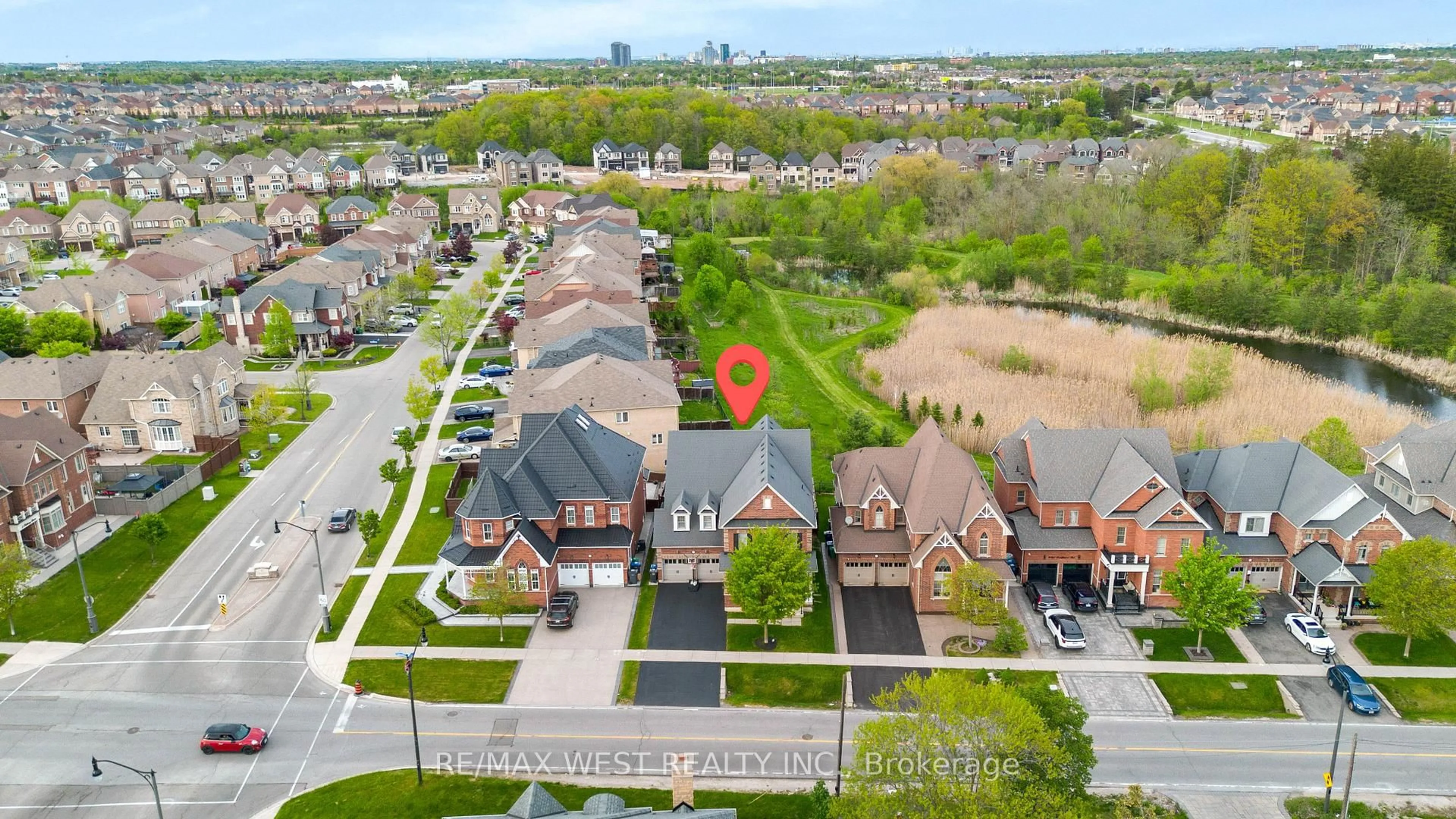 A pic from outside/outdoor area/front of a property/back of a property/a pic from drone, street for 9165 Creditview Rd, Brampton Ontario L6X 0Z5