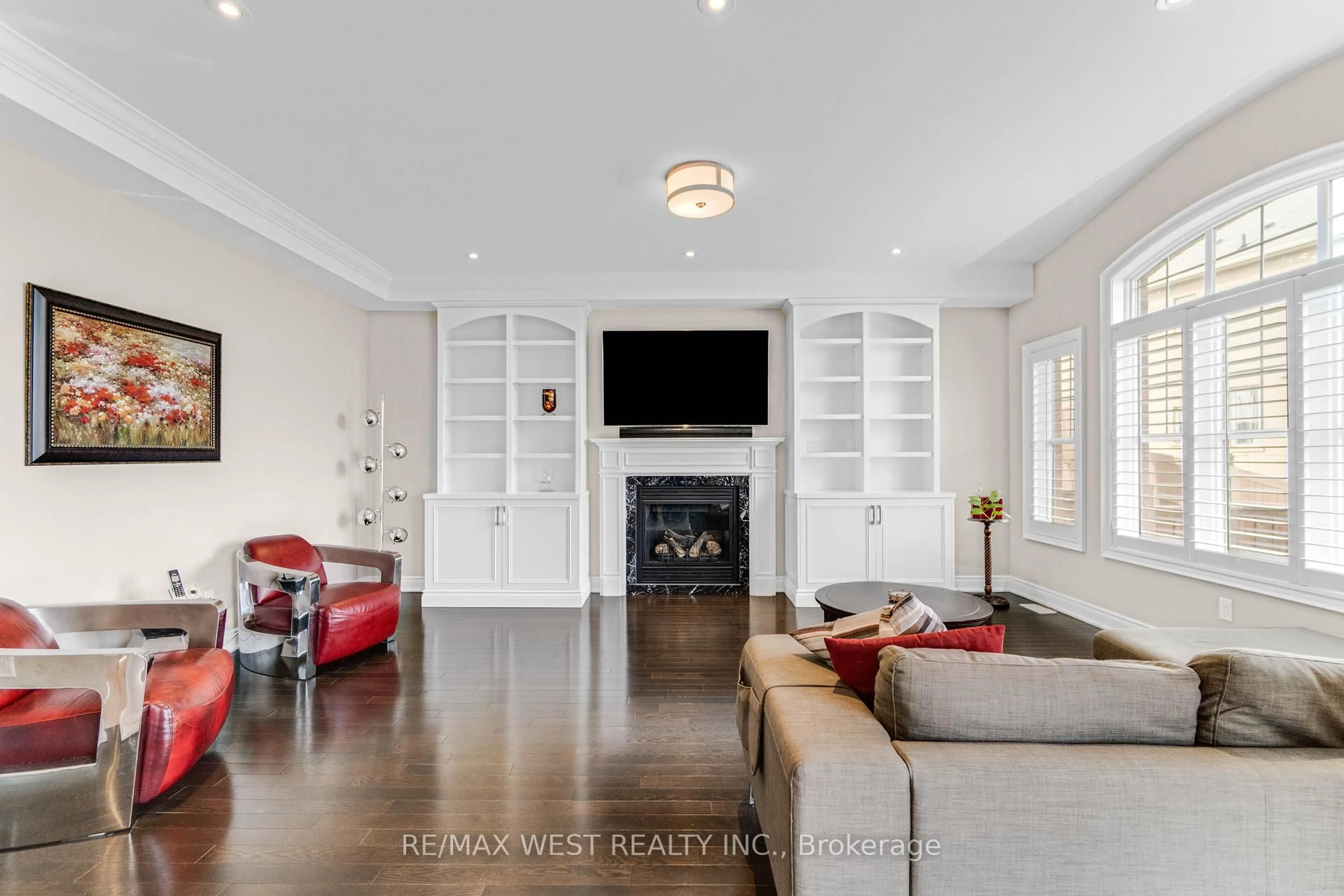 Living room with furniture, unknown for 9165 Creditview Rd, Brampton Ontario L6X 0Z5
