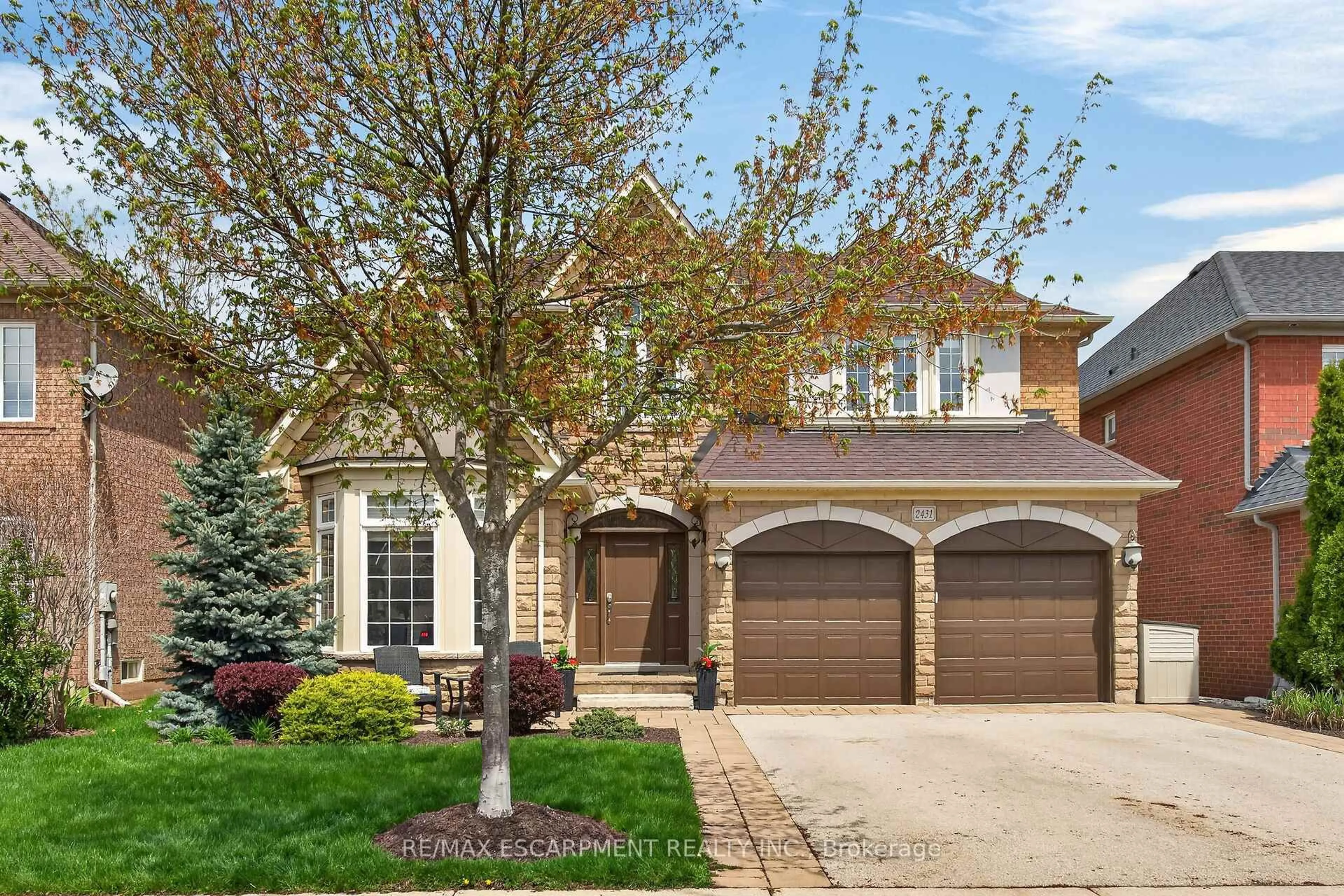Home with brick exterior material, street for 2431 Castlebrook Rd, Oakville Ontario L6M 4Z2
