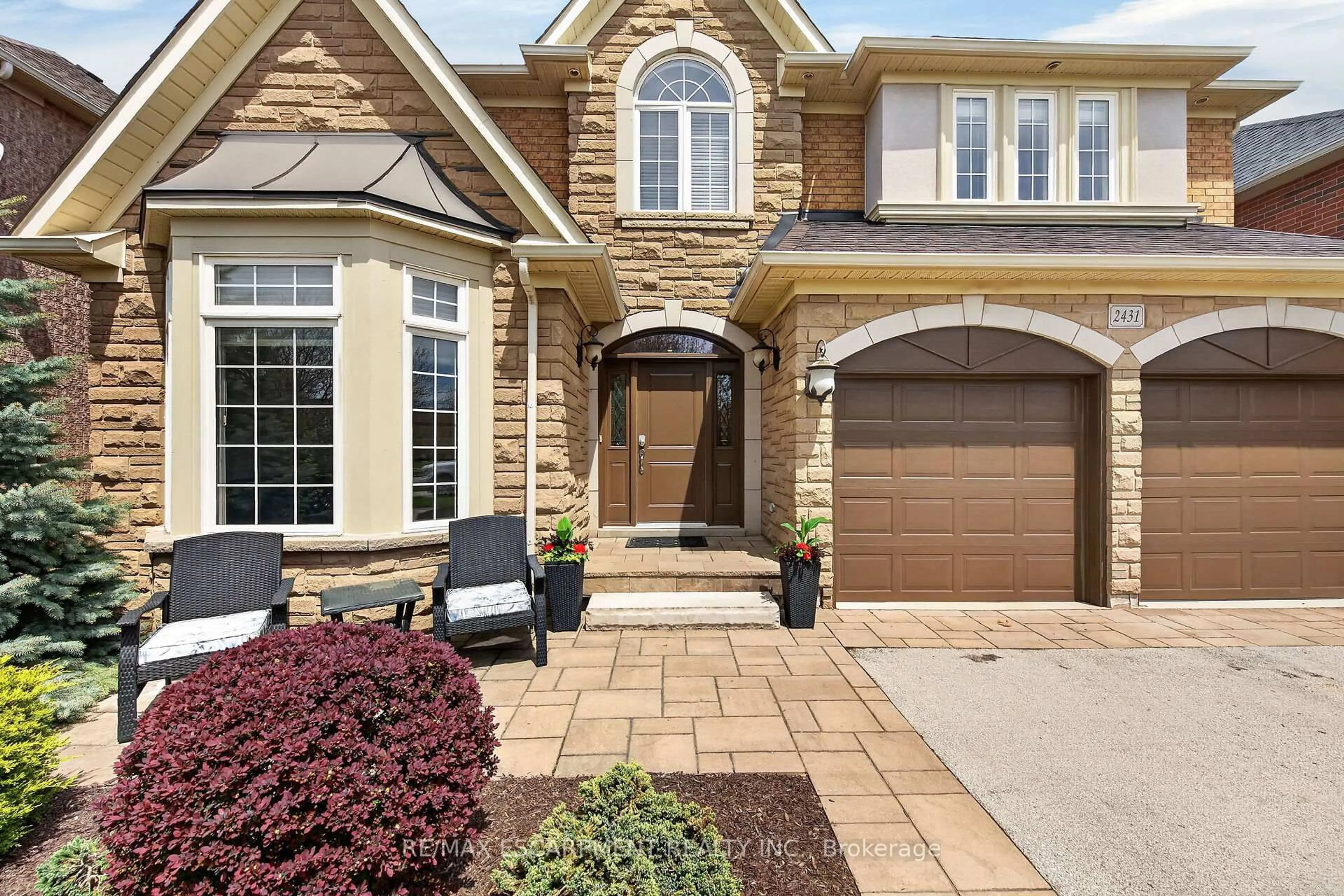 Home with brick exterior material, street for 2431 Castlebrook Rd, Oakville Ontario L6M 4Z2