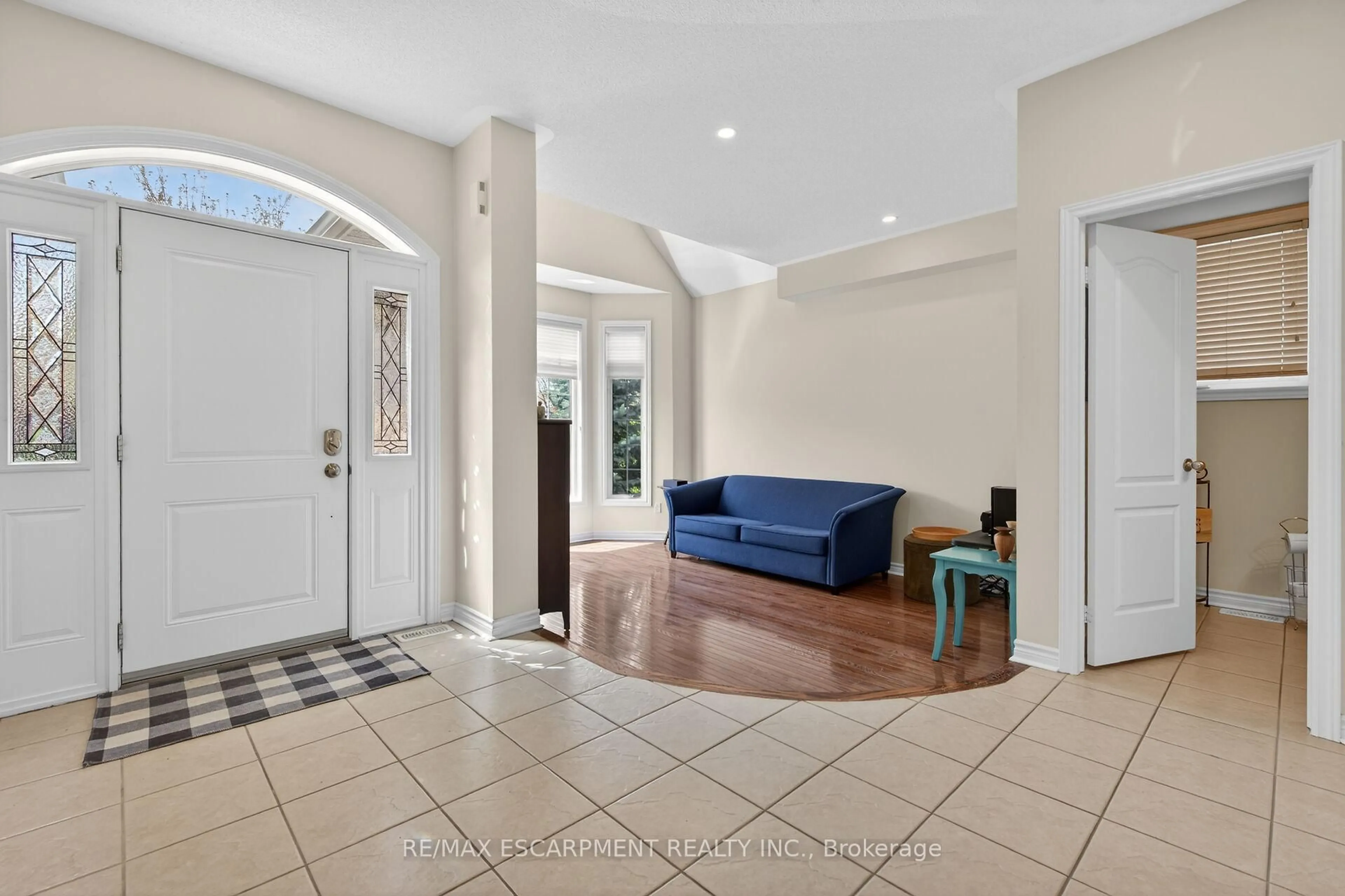 Indoor entryway for 2431 Castlebrook Rd, Oakville Ontario L6M 4Z2