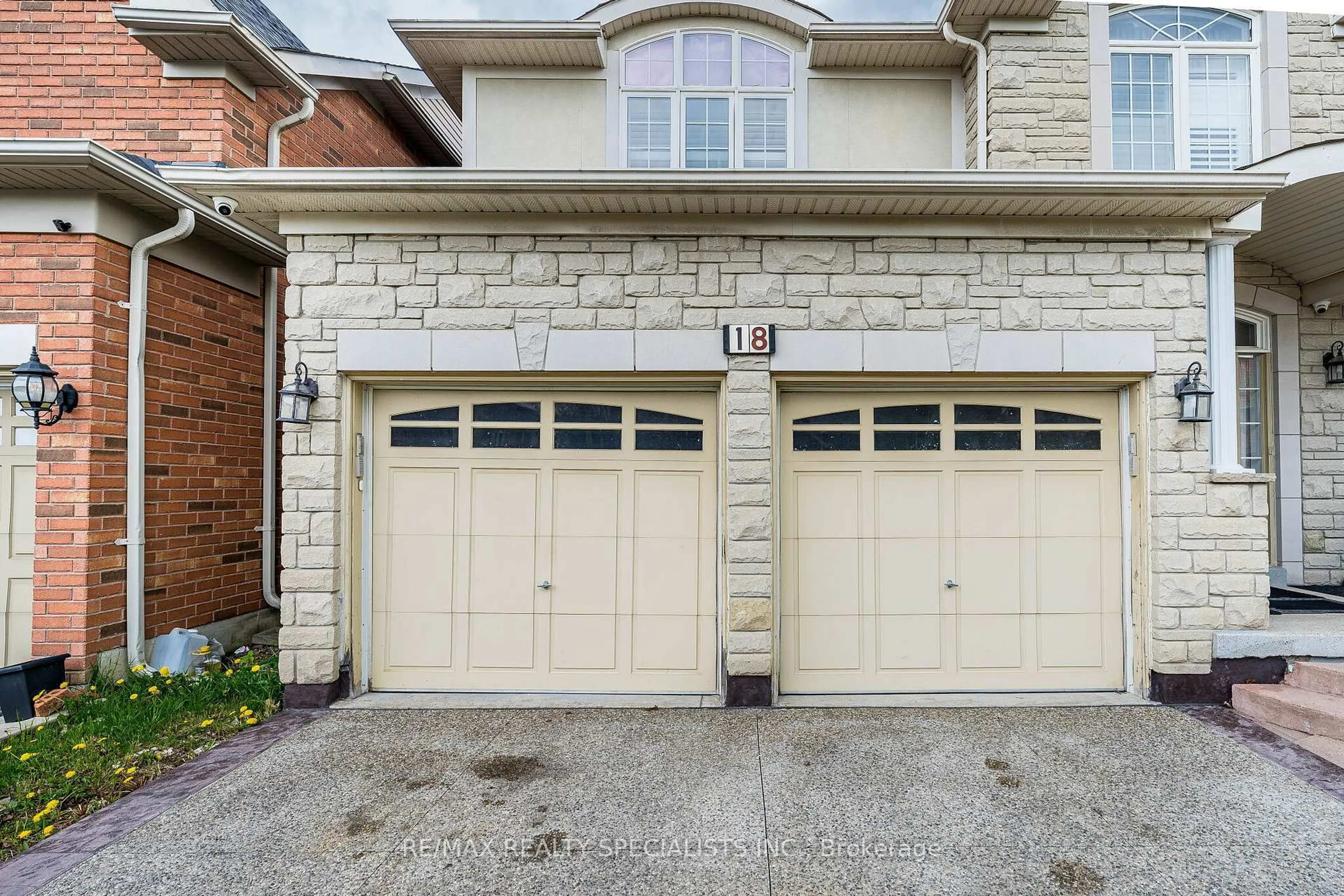 Unknown for 18 Long Meadow Rd, Brampton Ontario L6P 2A2