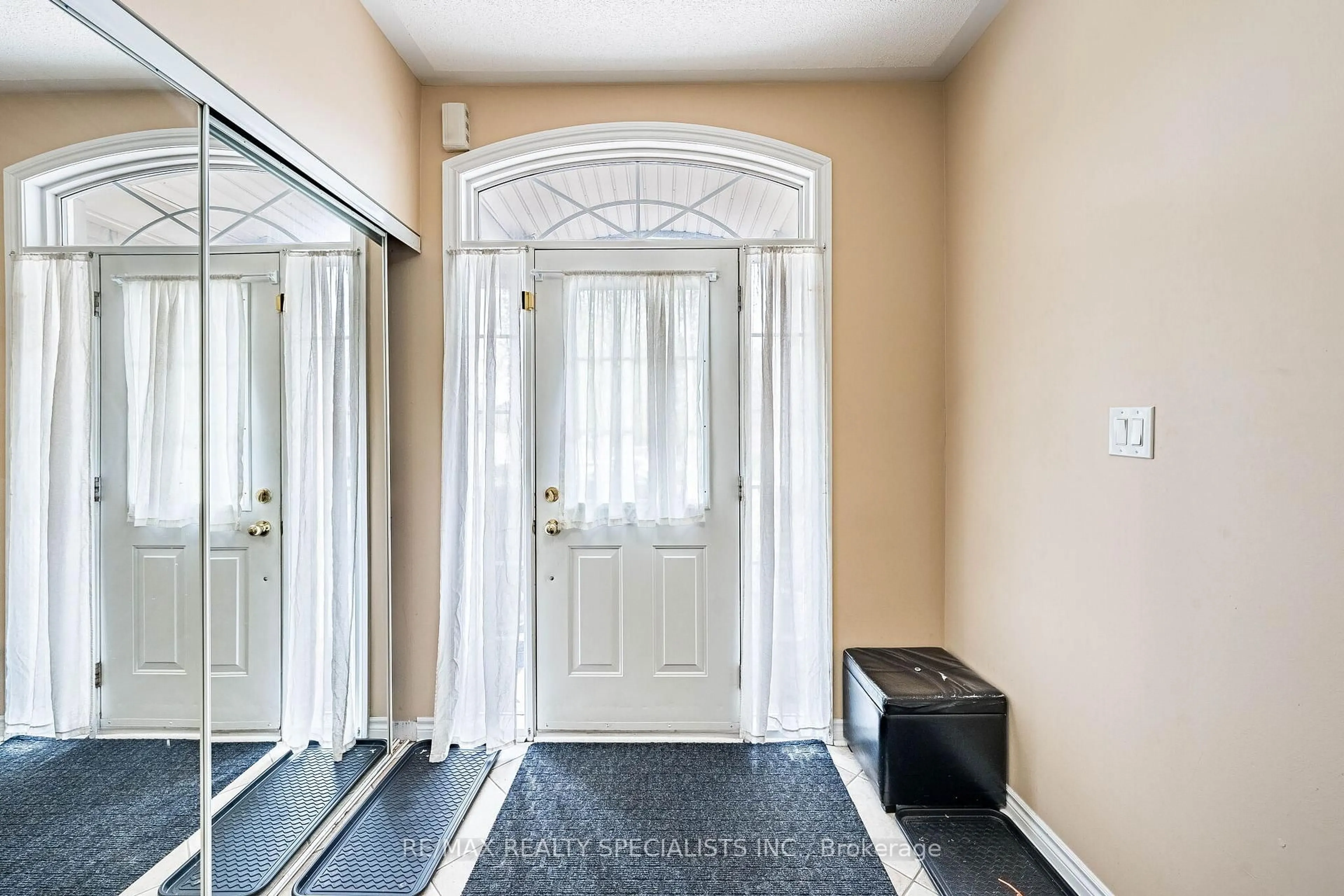Indoor entryway for 18 Long Meadow Rd, Brampton Ontario L6P 2A2