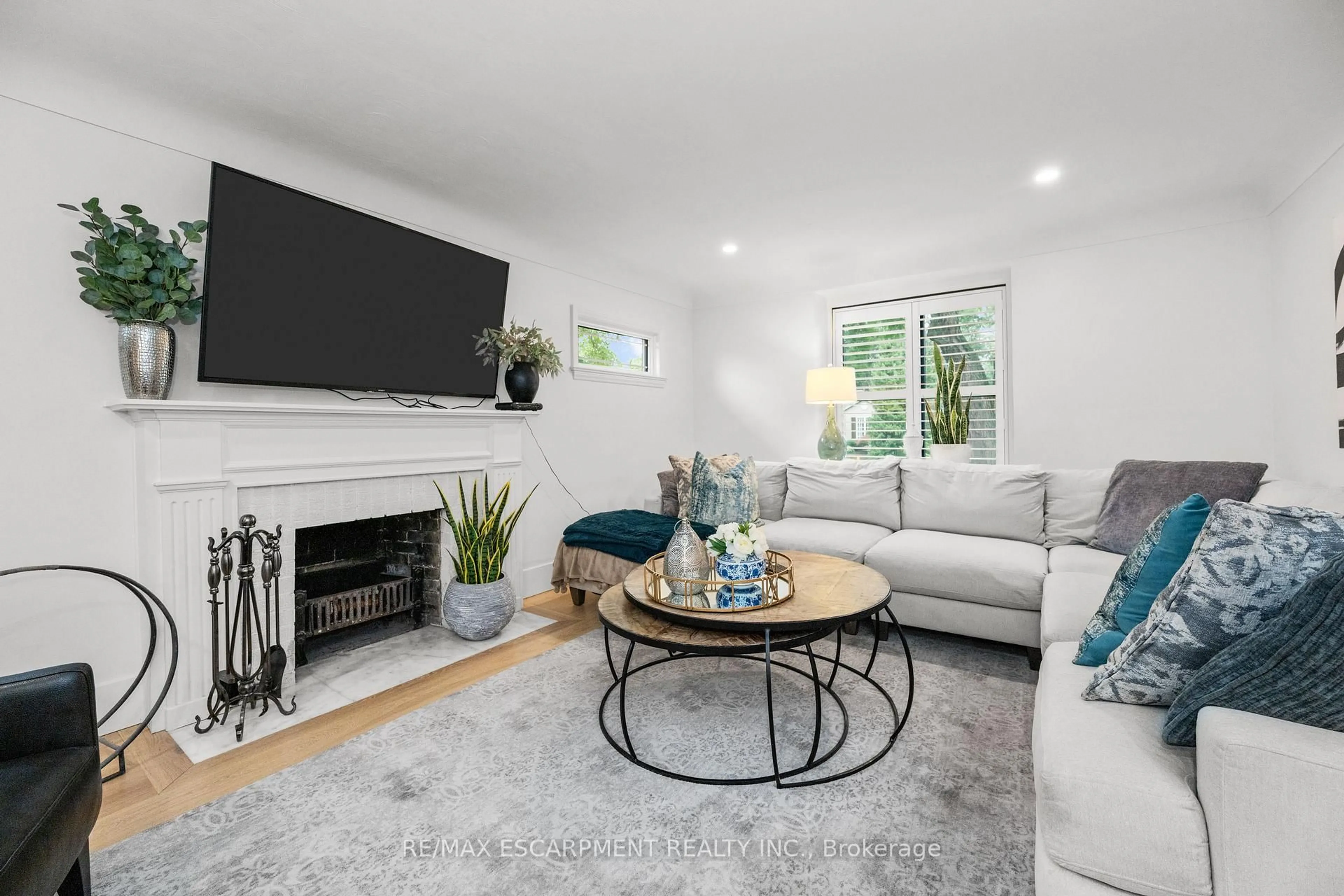 Living room with furniture, unknown for 1390 Halifax Pl, Burlington Ontario L7S 1J6
