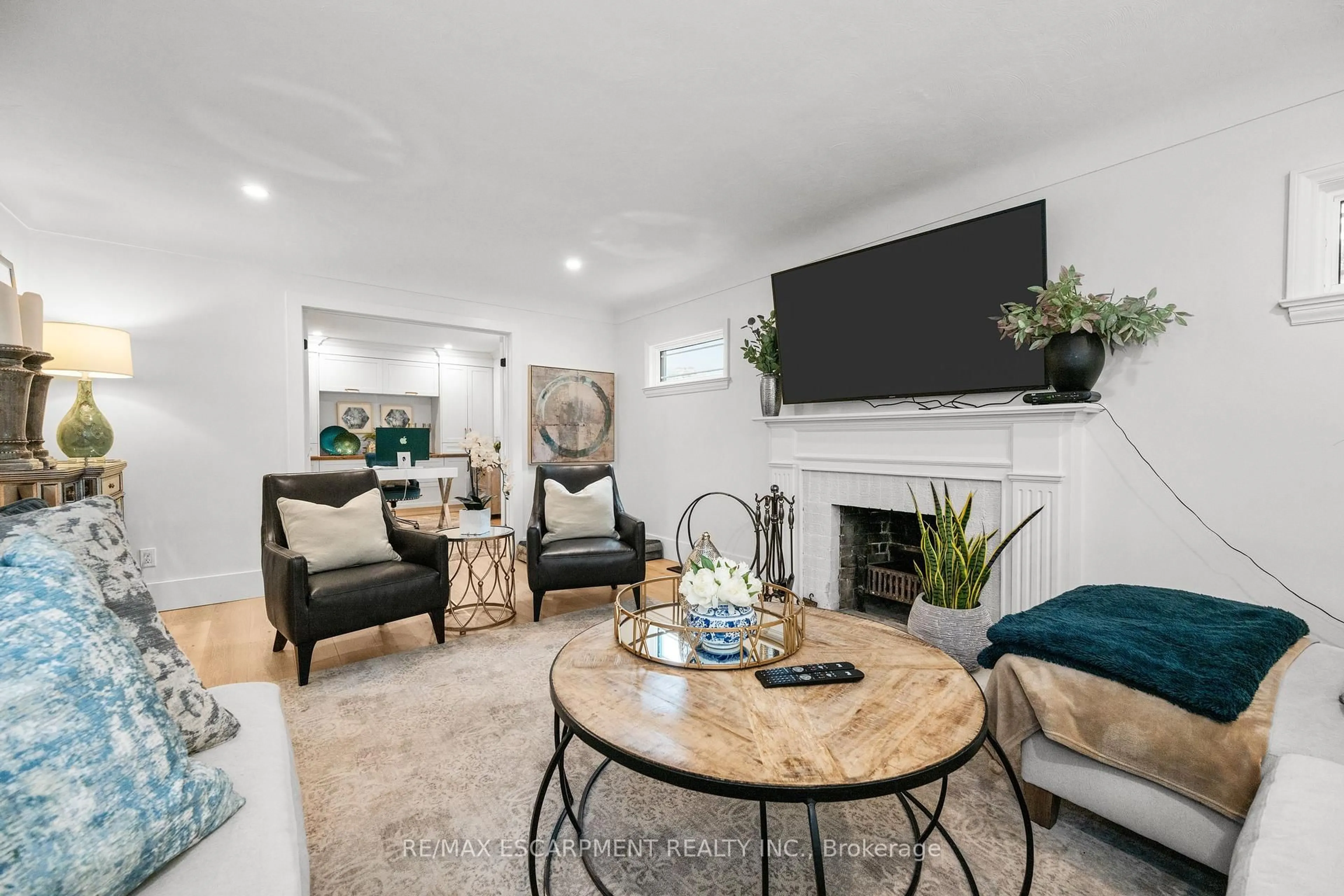 Living room with furniture, unknown for 1390 Halifax Pl, Burlington Ontario L7S 1J6
