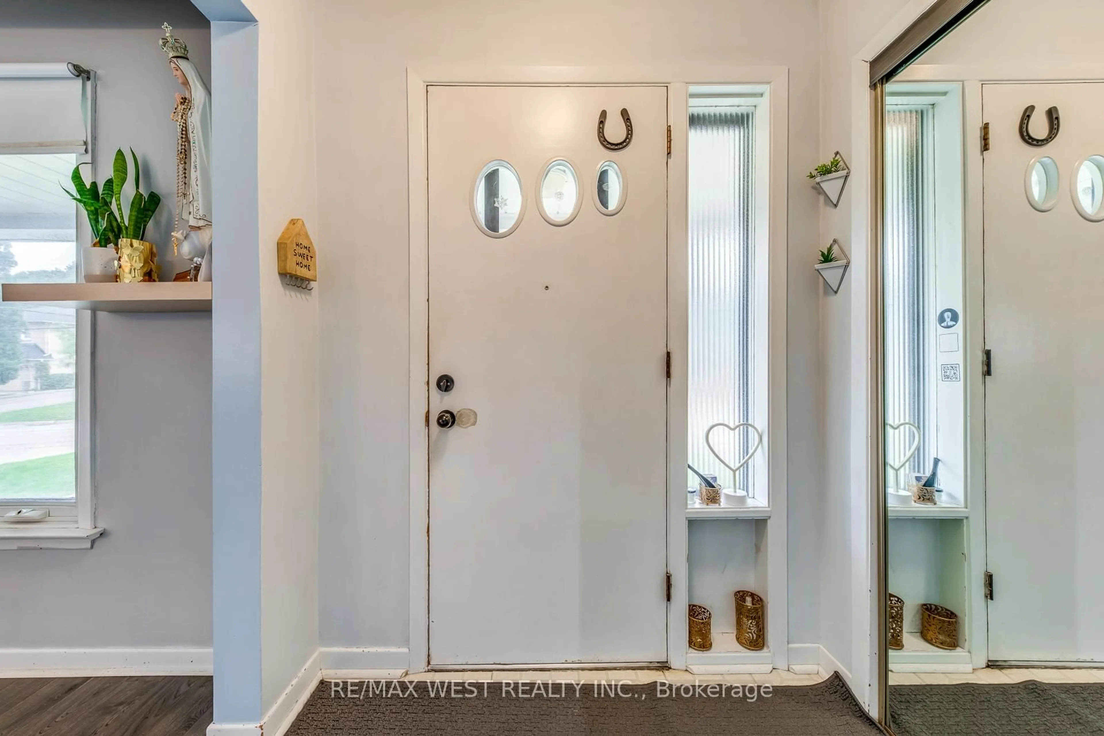 Indoor entryway for 65 North Park Dr, Toronto Ontario M6L 1K4