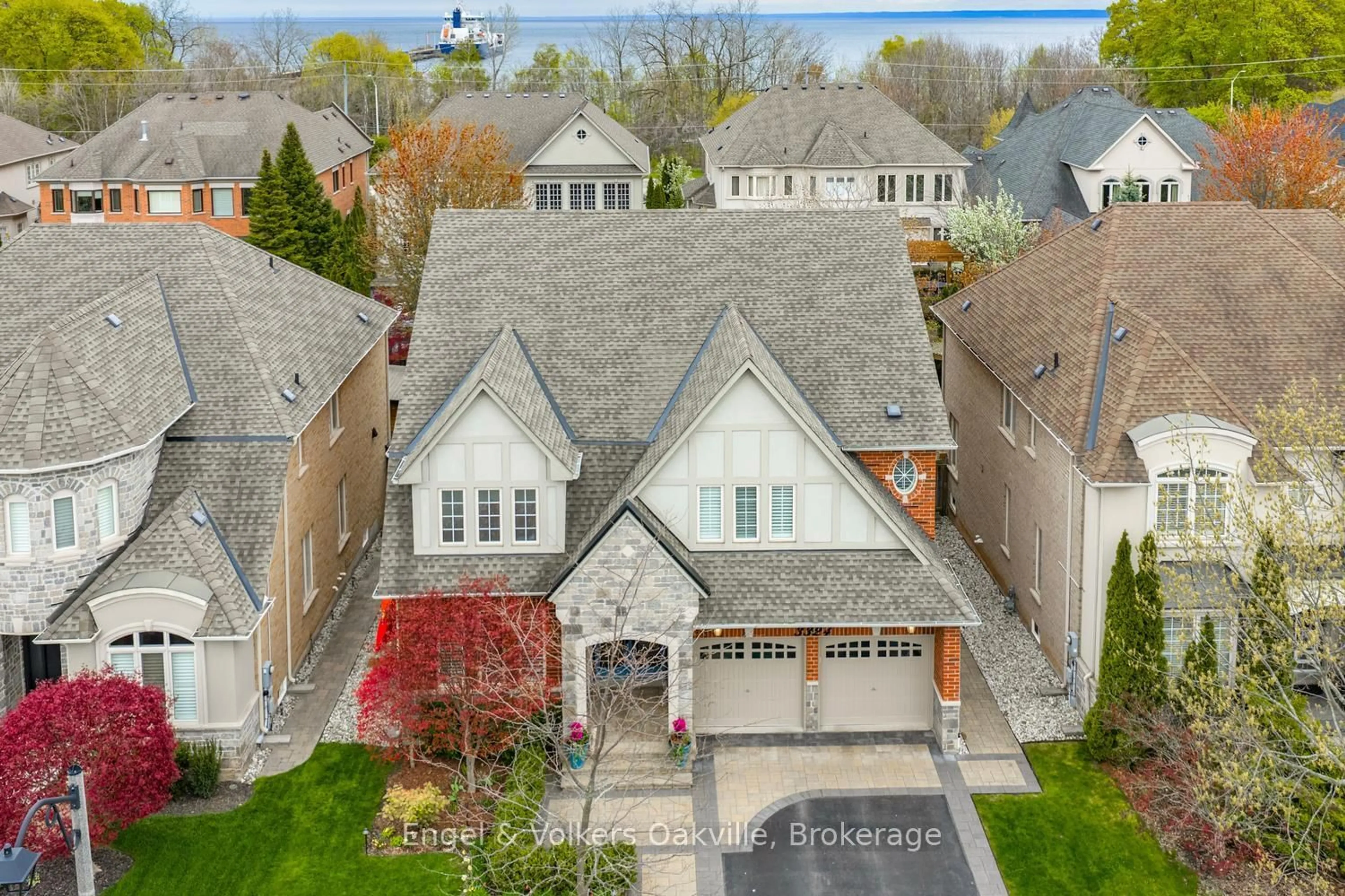 A pic from outside/outdoor area/front of a property/back of a property/a pic from drone, street for 3324 Mistwell Cres, Oakville Ontario L6L 0A2