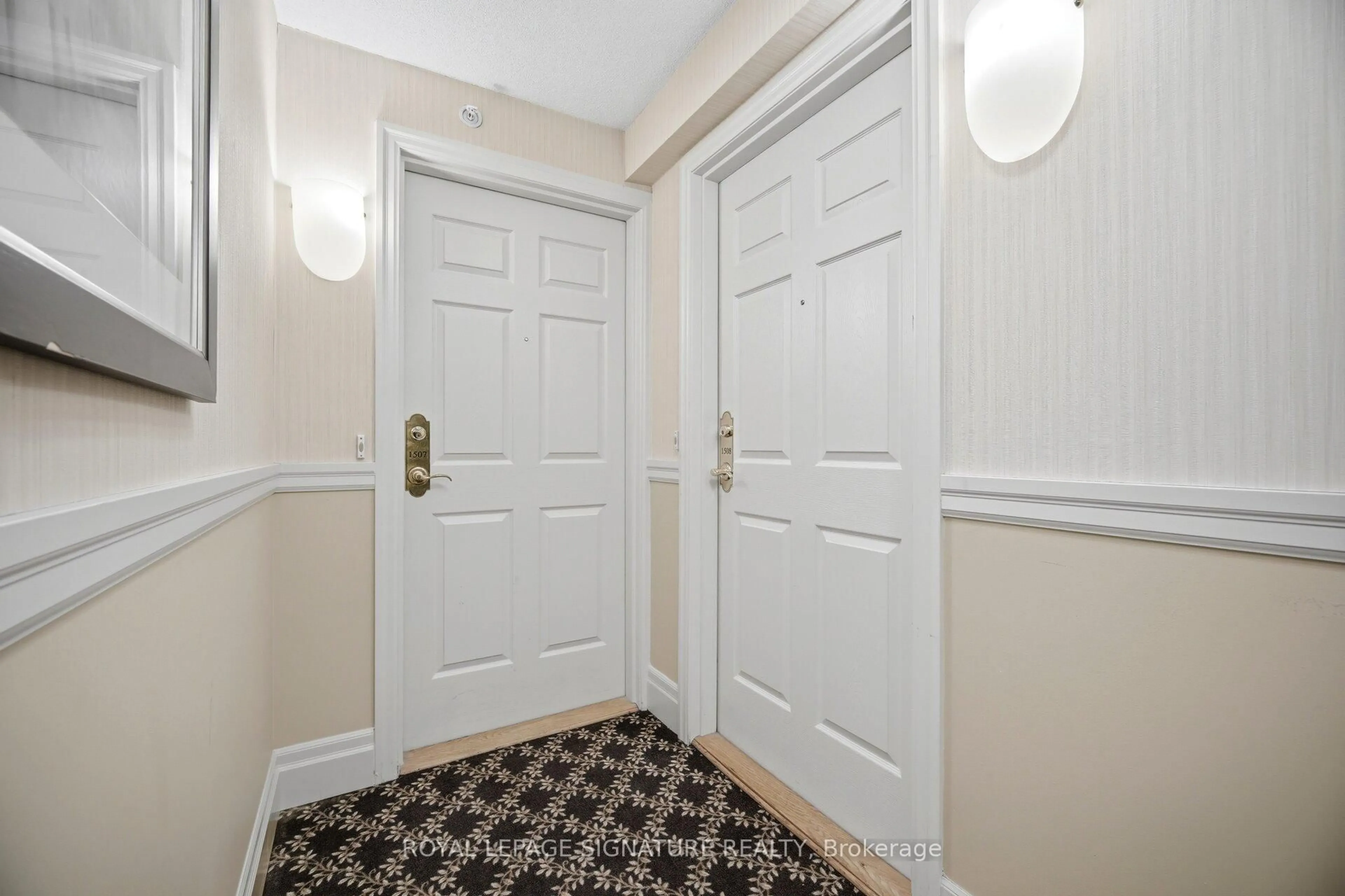 Indoor foyer for 350 Princess Royal Dr #1508, Mississauga Ontario L5B 4N1