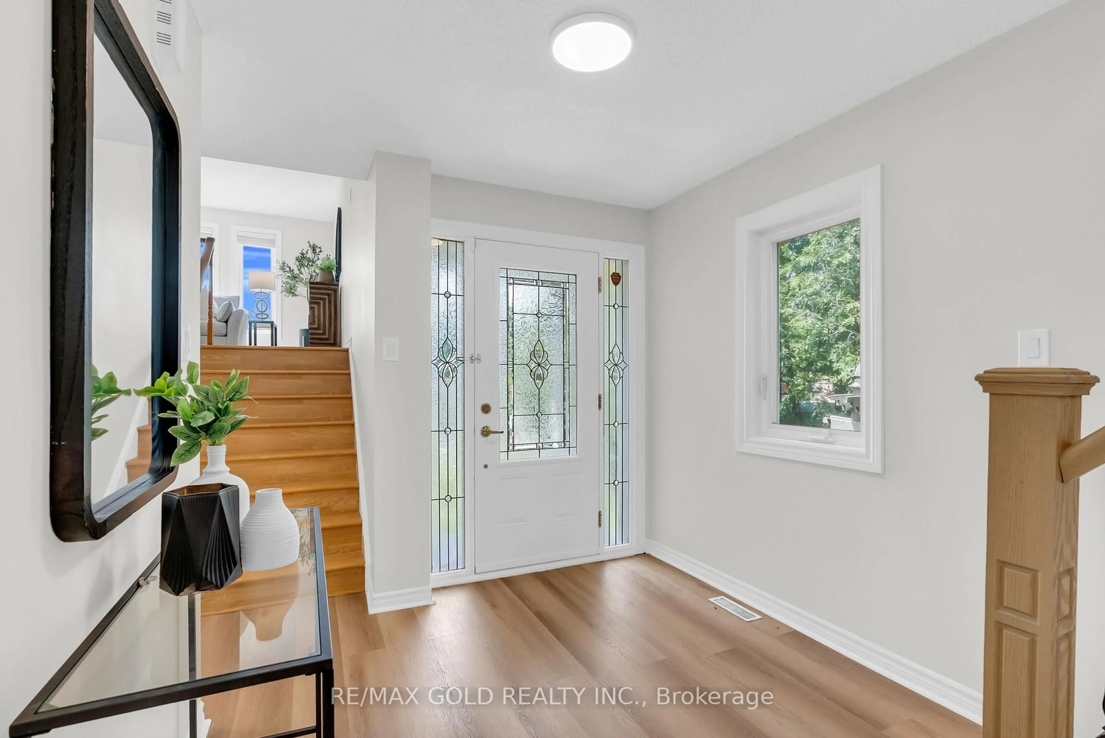 Indoor entryway for 6677 Ganymede Rd, Mississauga Ontario L5N 4V3