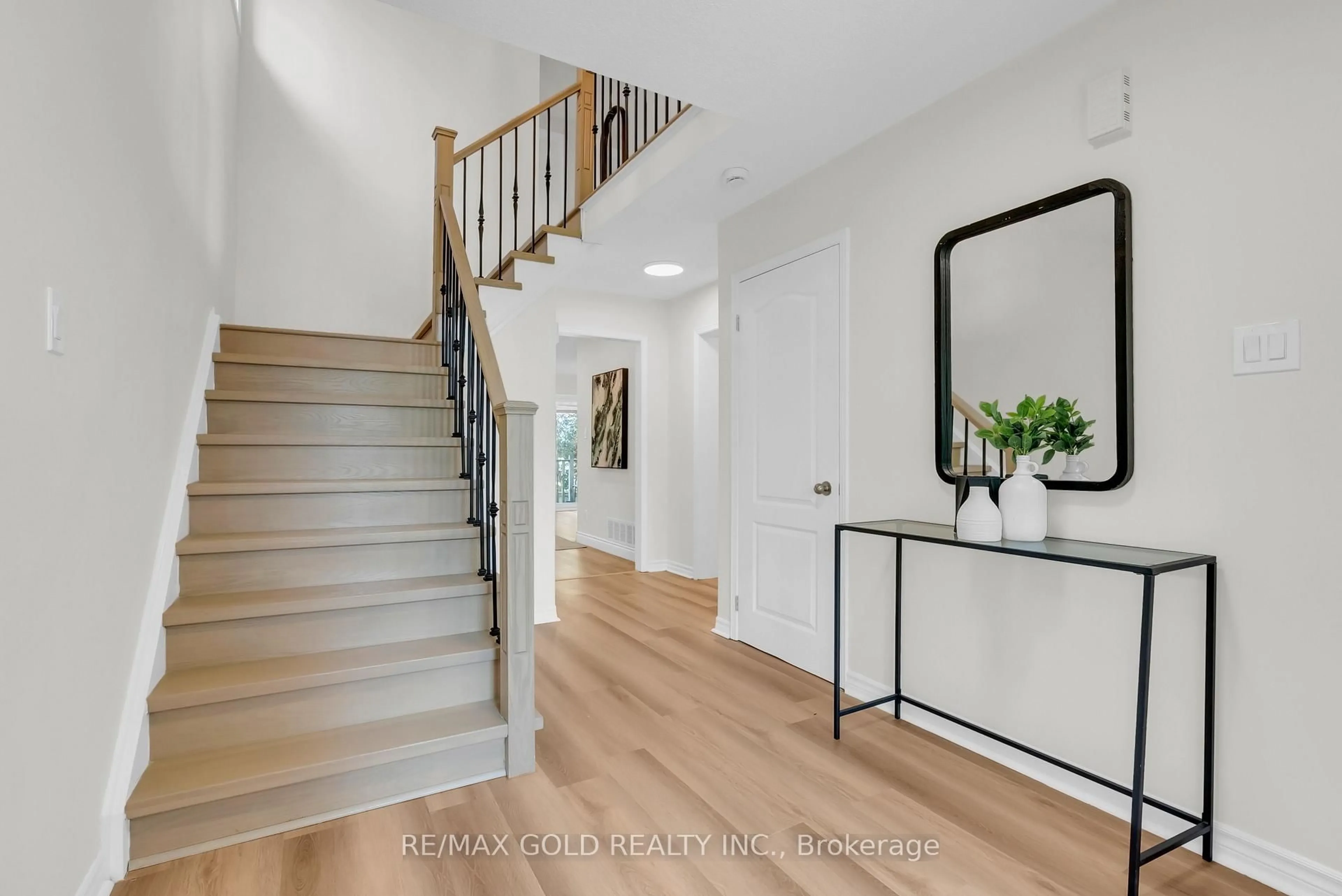 Indoor entryway for 6677 Ganymede Rd, Mississauga Ontario L5N 4V3