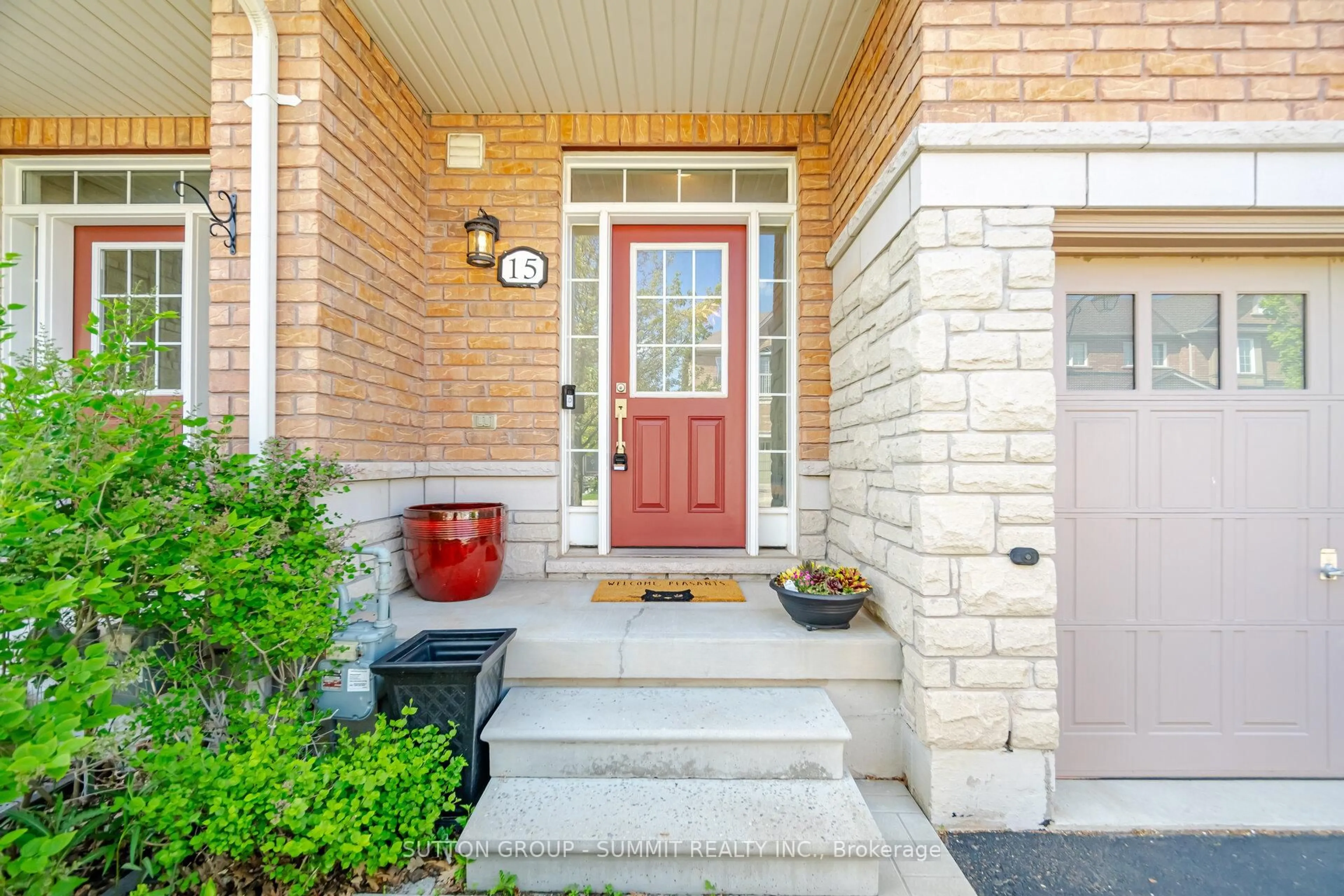 Indoor entryway for 745 FARMSTEAD Dr #15, Milton Ontario L9T 8B1