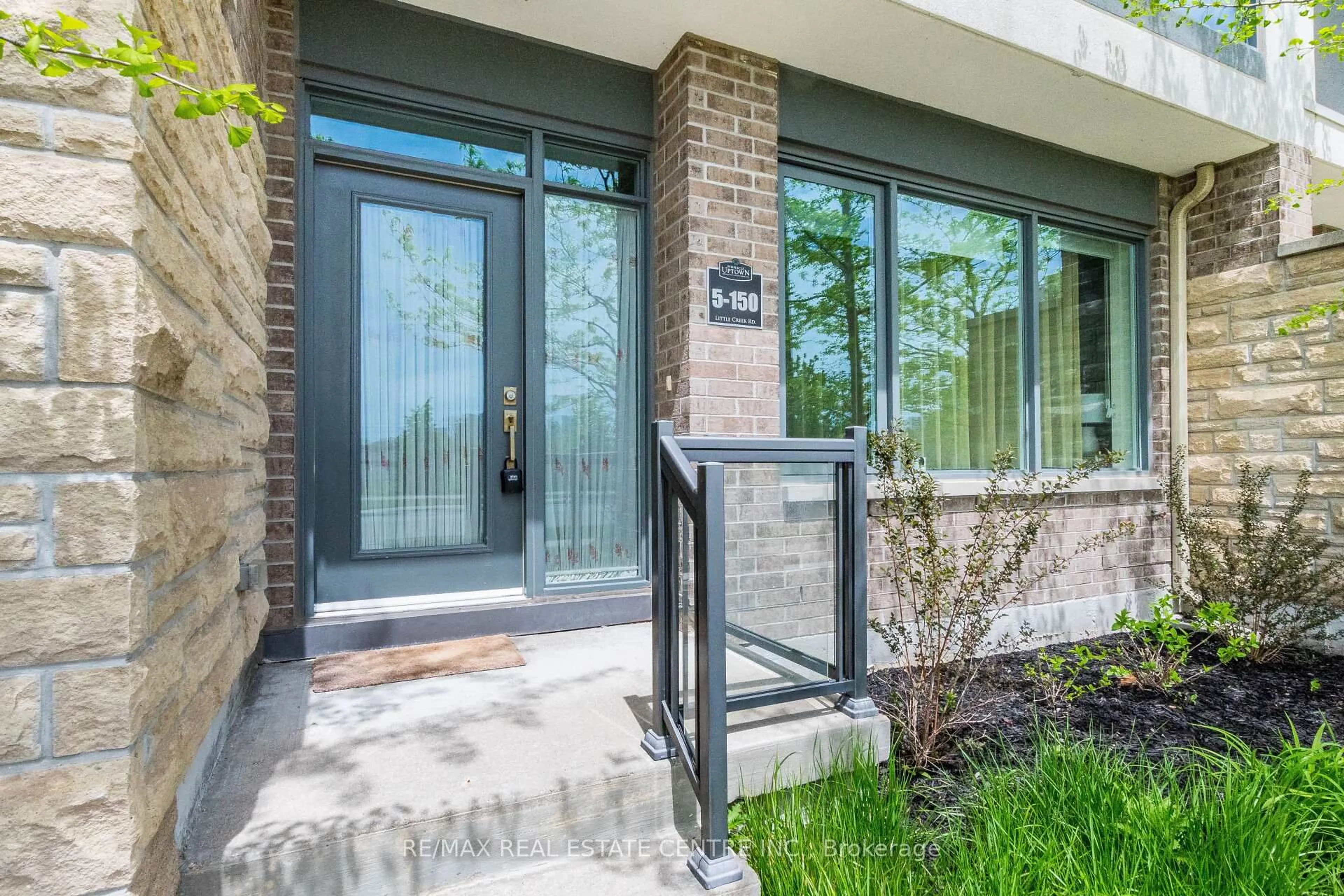 Indoor entryway for 150 Little creek #5, Mississauga Ontario L5R 0E9