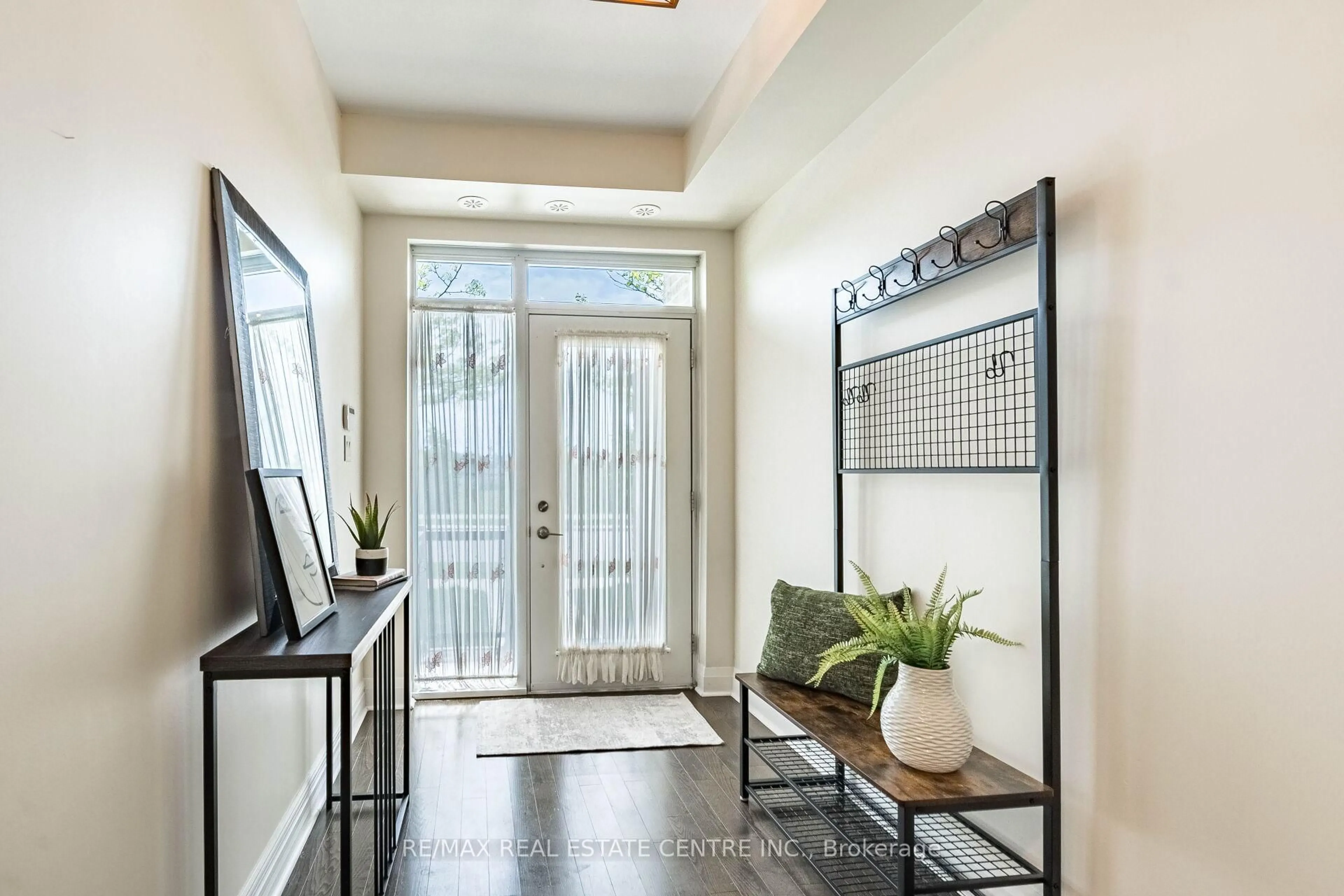 Indoor entryway for 150 Little creek #5, Mississauga Ontario L5R 0E9