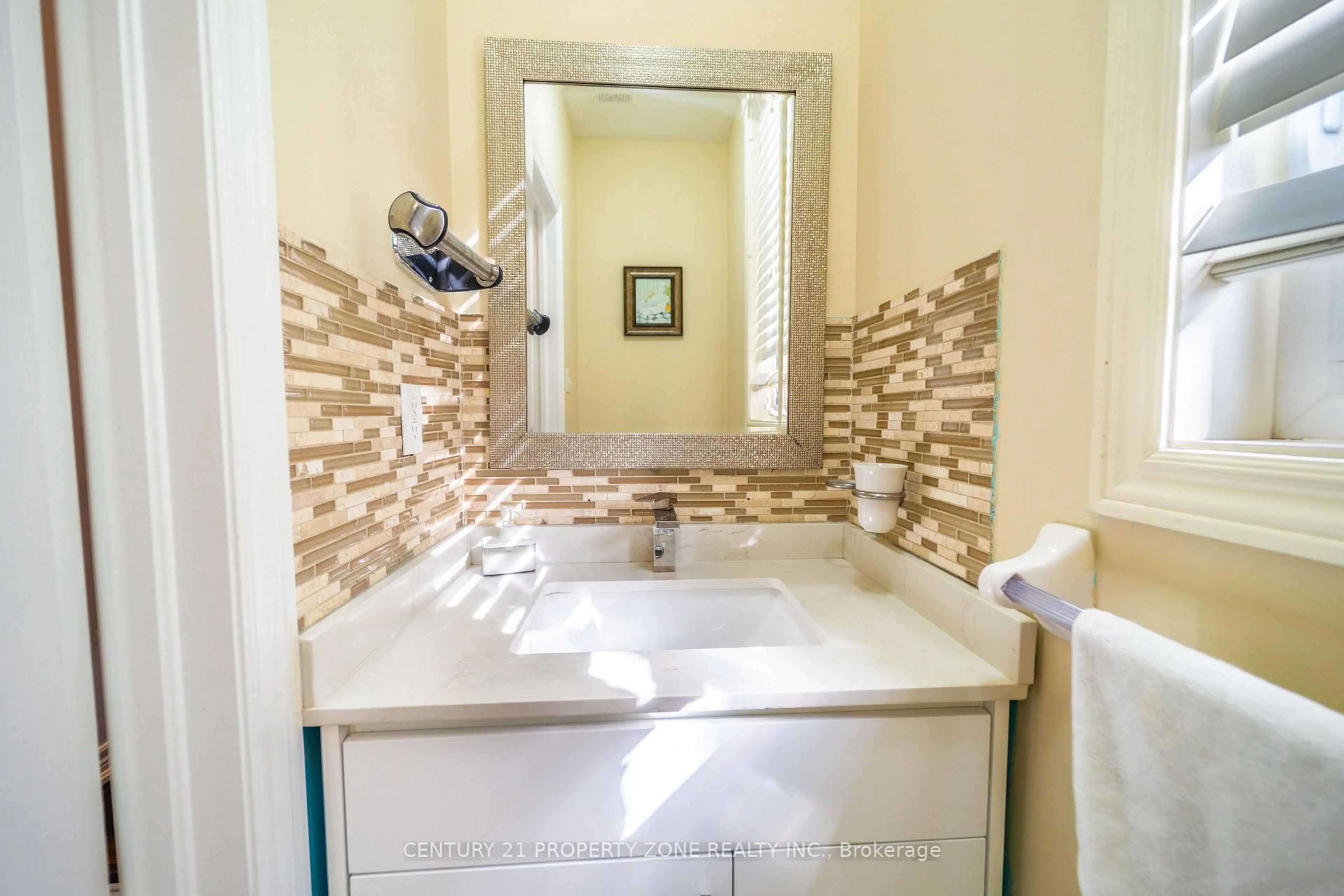 Standard bathroom, ceramic/tile floor for 5324 Bellaggio Cres, Mississauga Ontario L5V 0C9