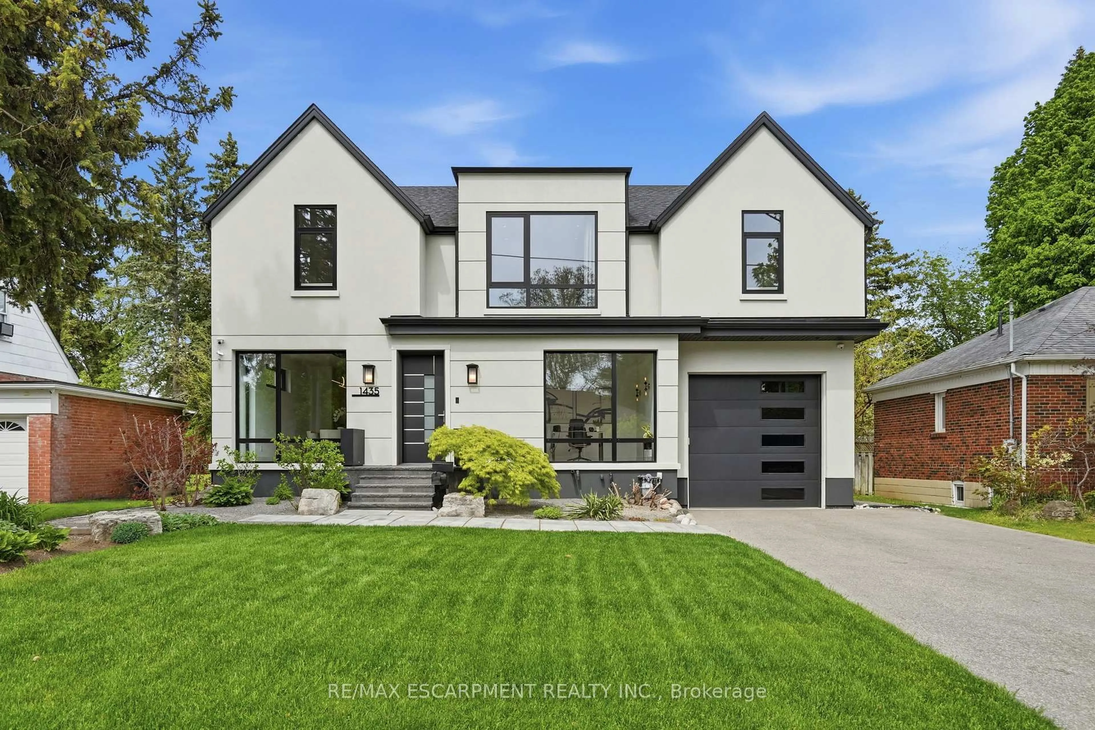 Home with brick exterior material, street for 1435 Applewood Rd, Mississauga Ontario L5E 2L9