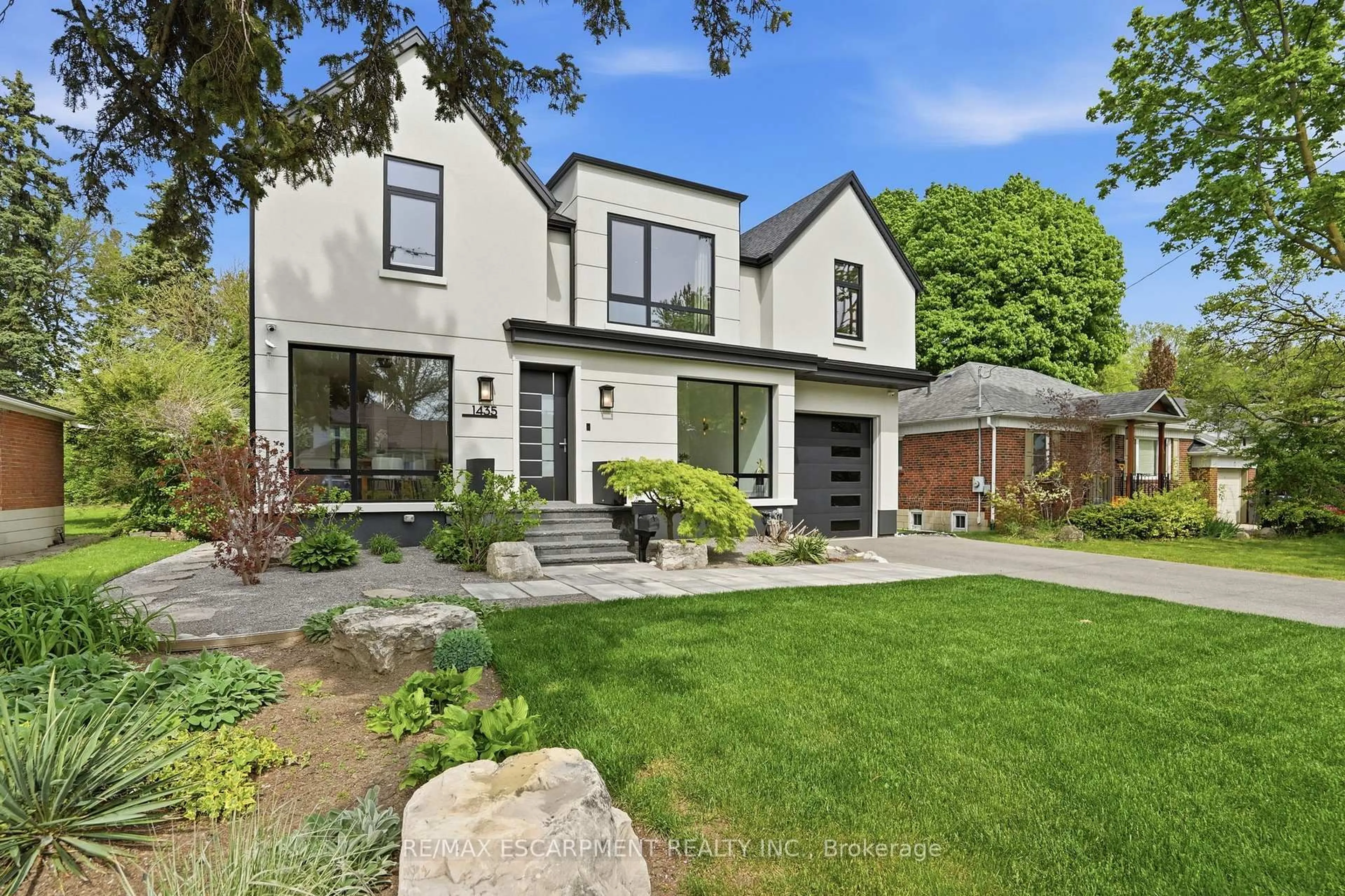 Home with brick exterior material, street for 1435 Applewood Rd, Mississauga Ontario L5E 2L9