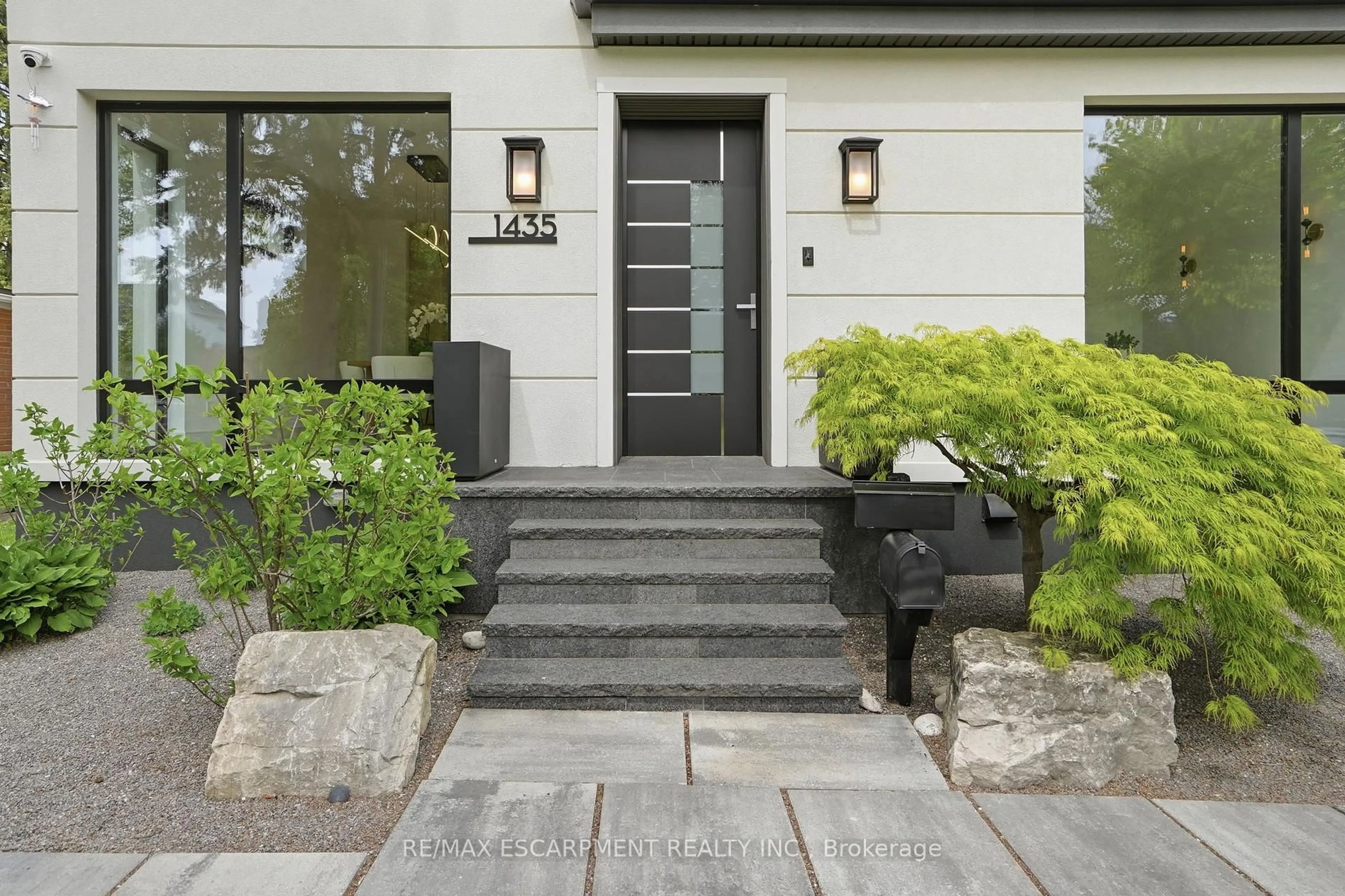 Indoor entryway for 1435 Applewood Rd, Mississauga Ontario L5E 2L9
