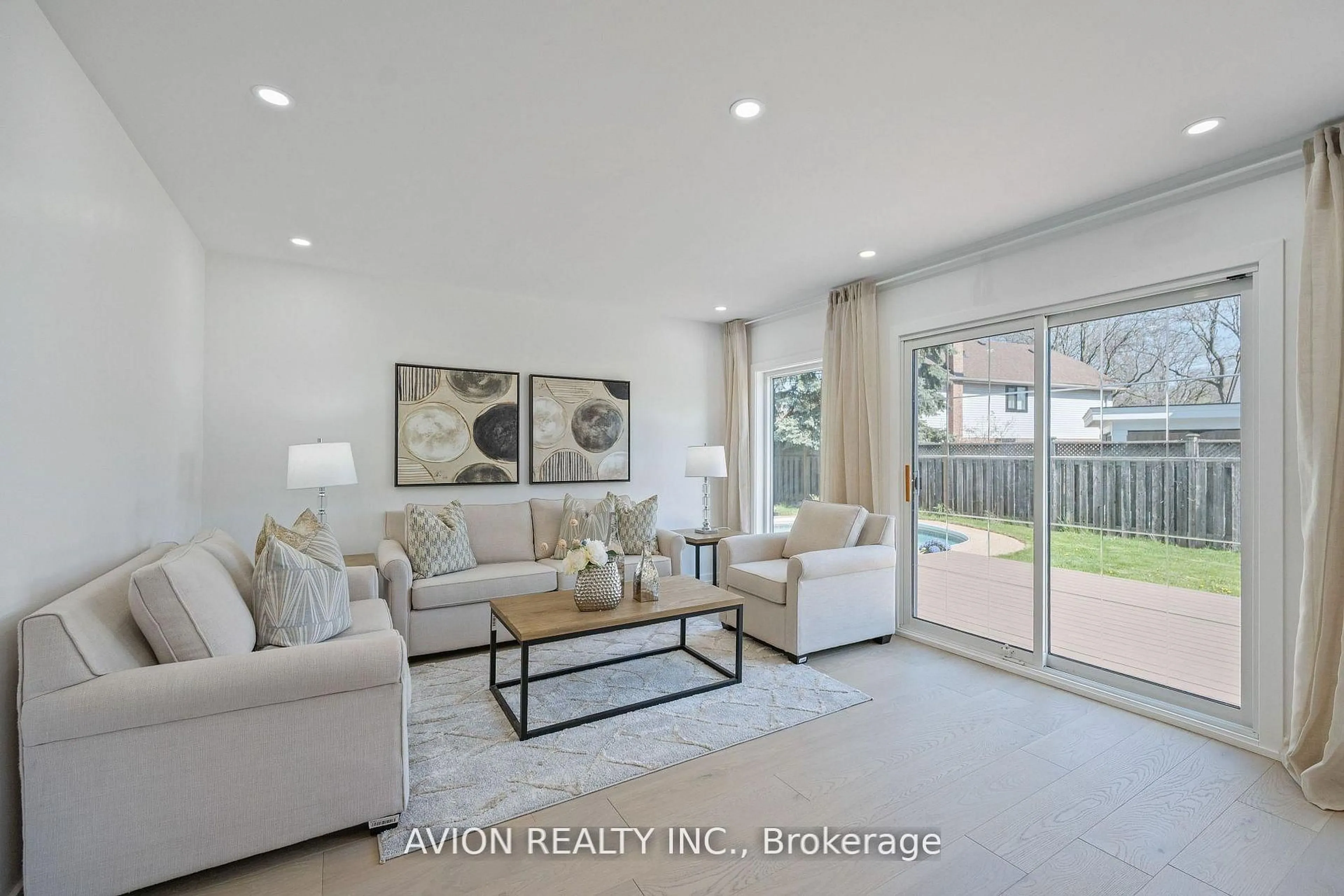 Living room with furniture, ceramic/tile floor for 1397 Highgate Crt, Oakville Ontario L6H 2V4
