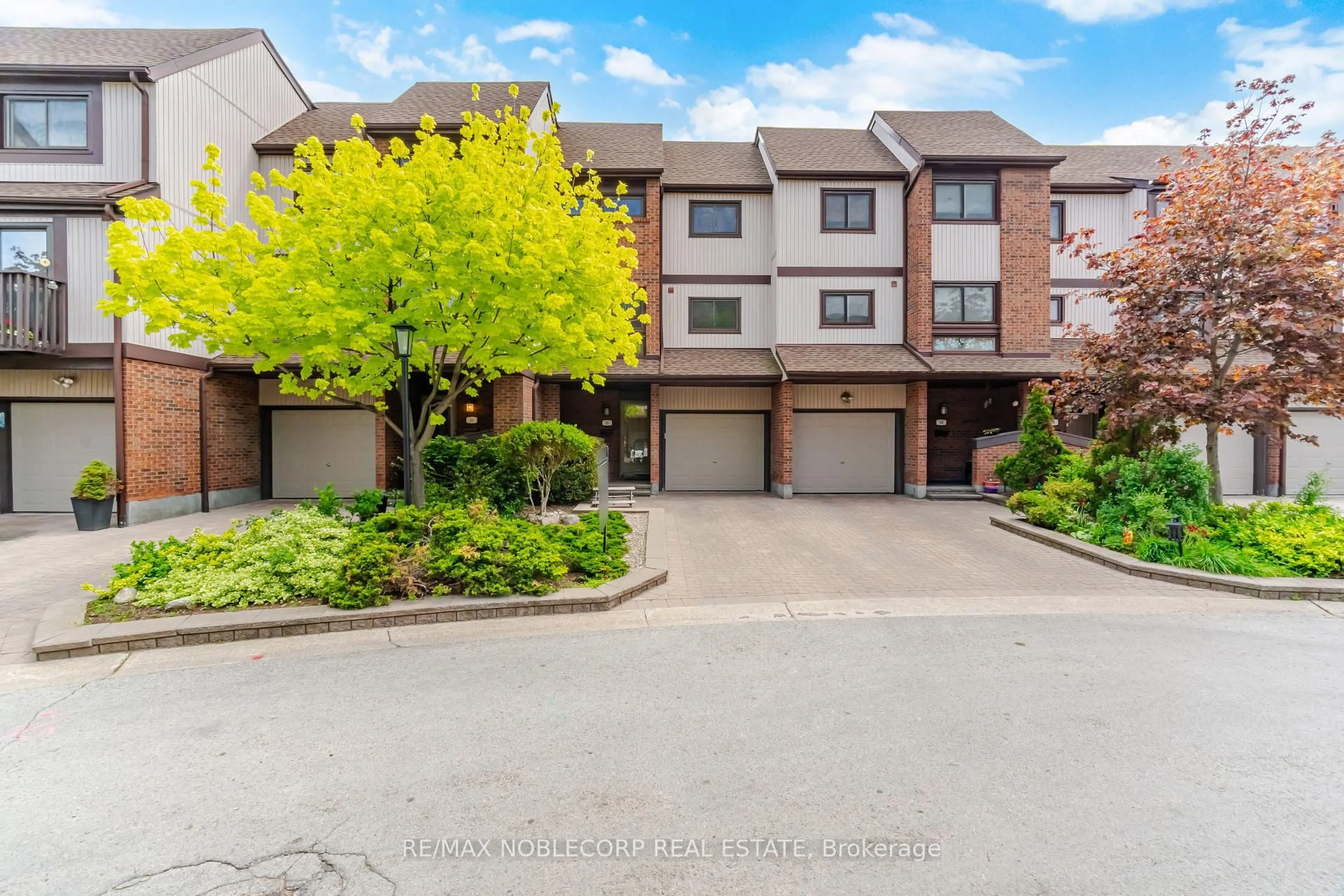 A pic from outside/outdoor area/front of a property/back of a property/a pic from drone, unknown for 1080 Walden Circ #52, Mississauga Ontario L5J 4J9