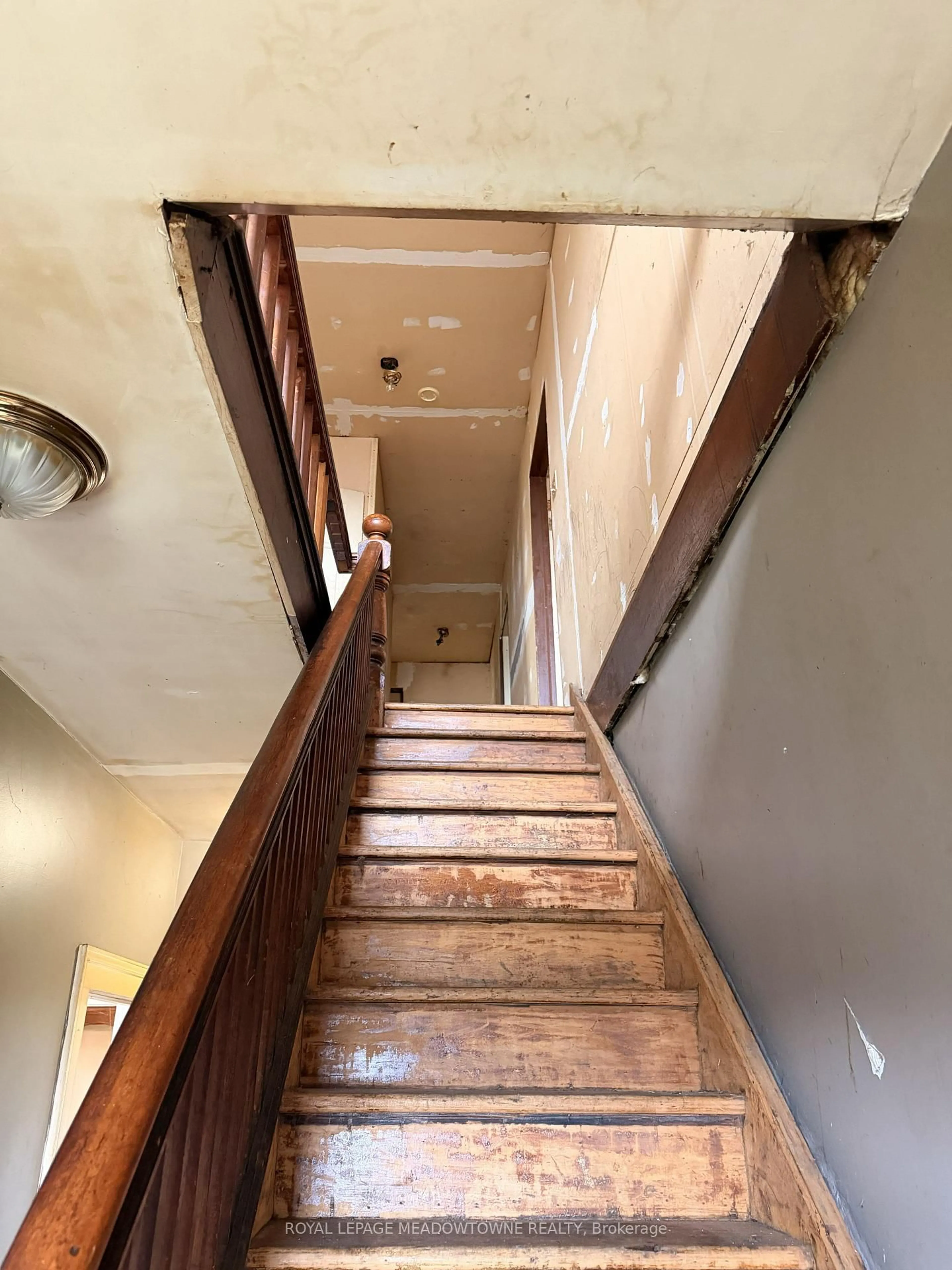 Stairs for 9072 Guelph Junction Rd, Milton Ontario L0P 1B0