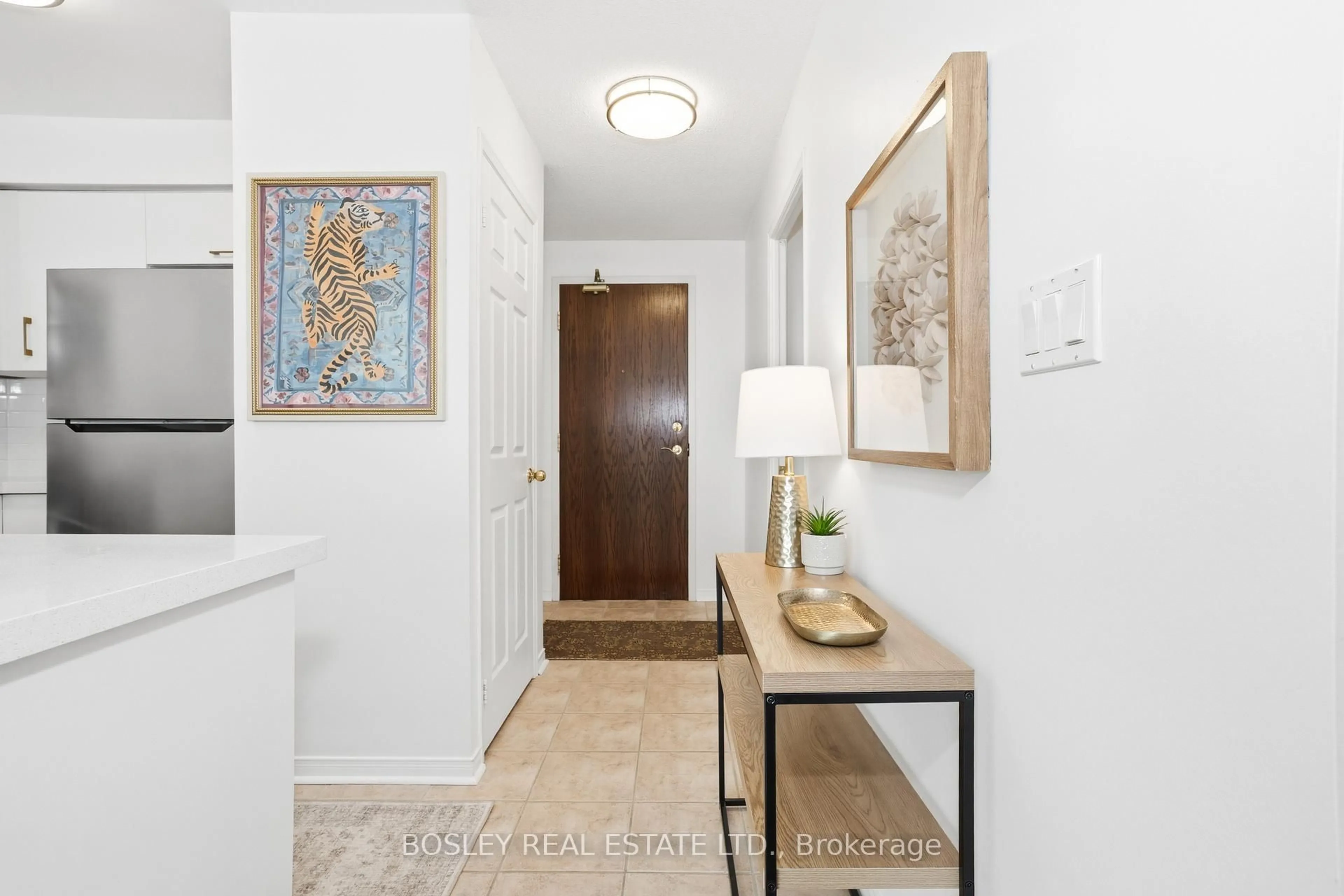 Indoor entryway for 7 Michael Power Pl #LPH06, Toronto Ontario M9A 0A4