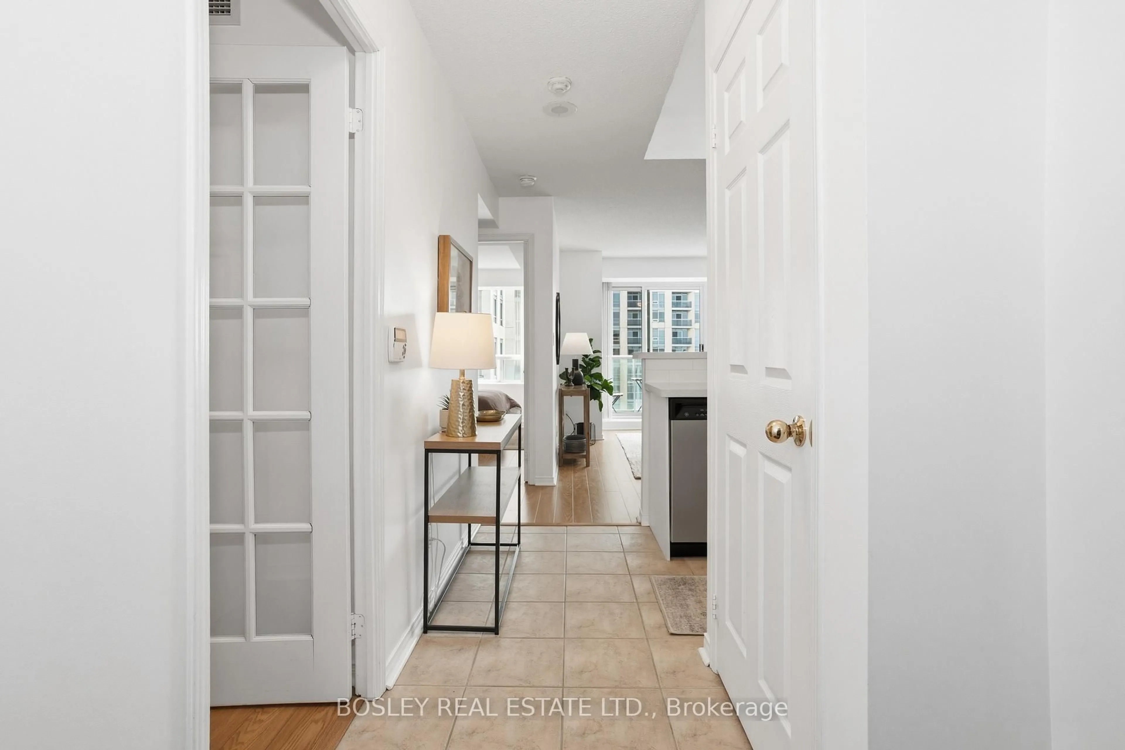 Indoor entryway for 7 Michael Power Pl #LPH06, Toronto Ontario M9A 0A4
