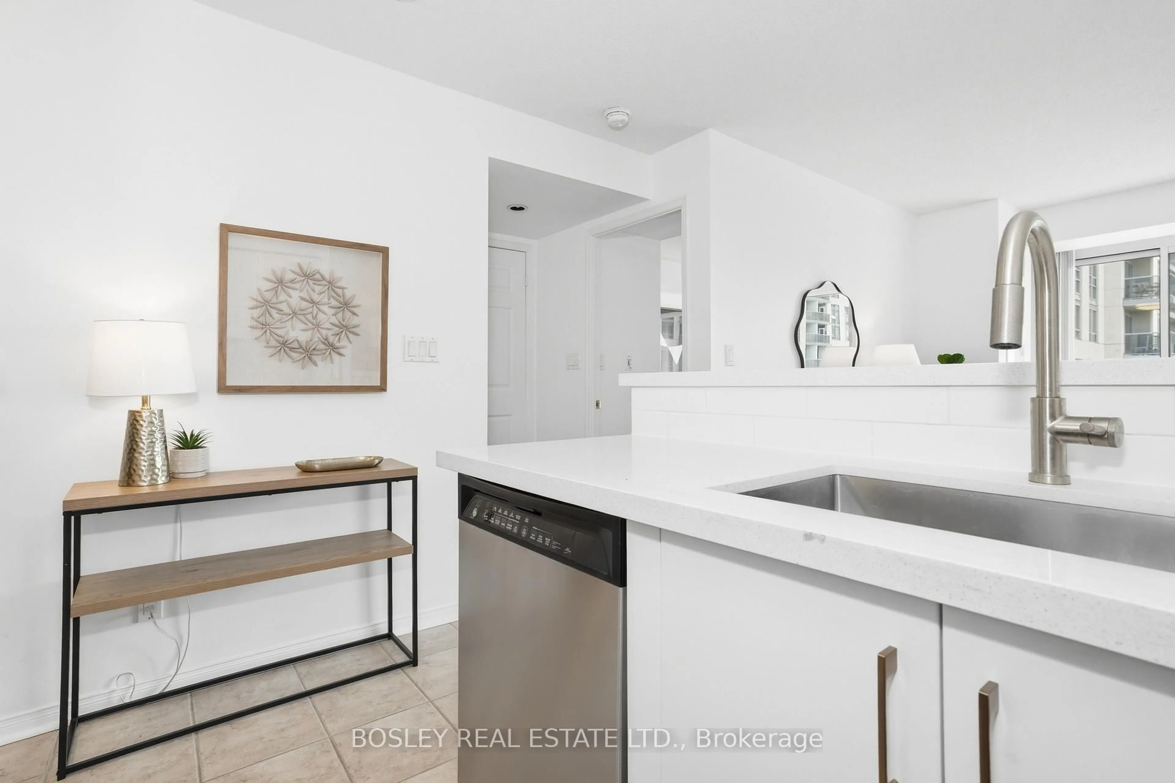 Open concept kitchen, ceramic/tile floor for 7 Michael Power Pl #LPH06, Toronto Ontario M9A 0A4