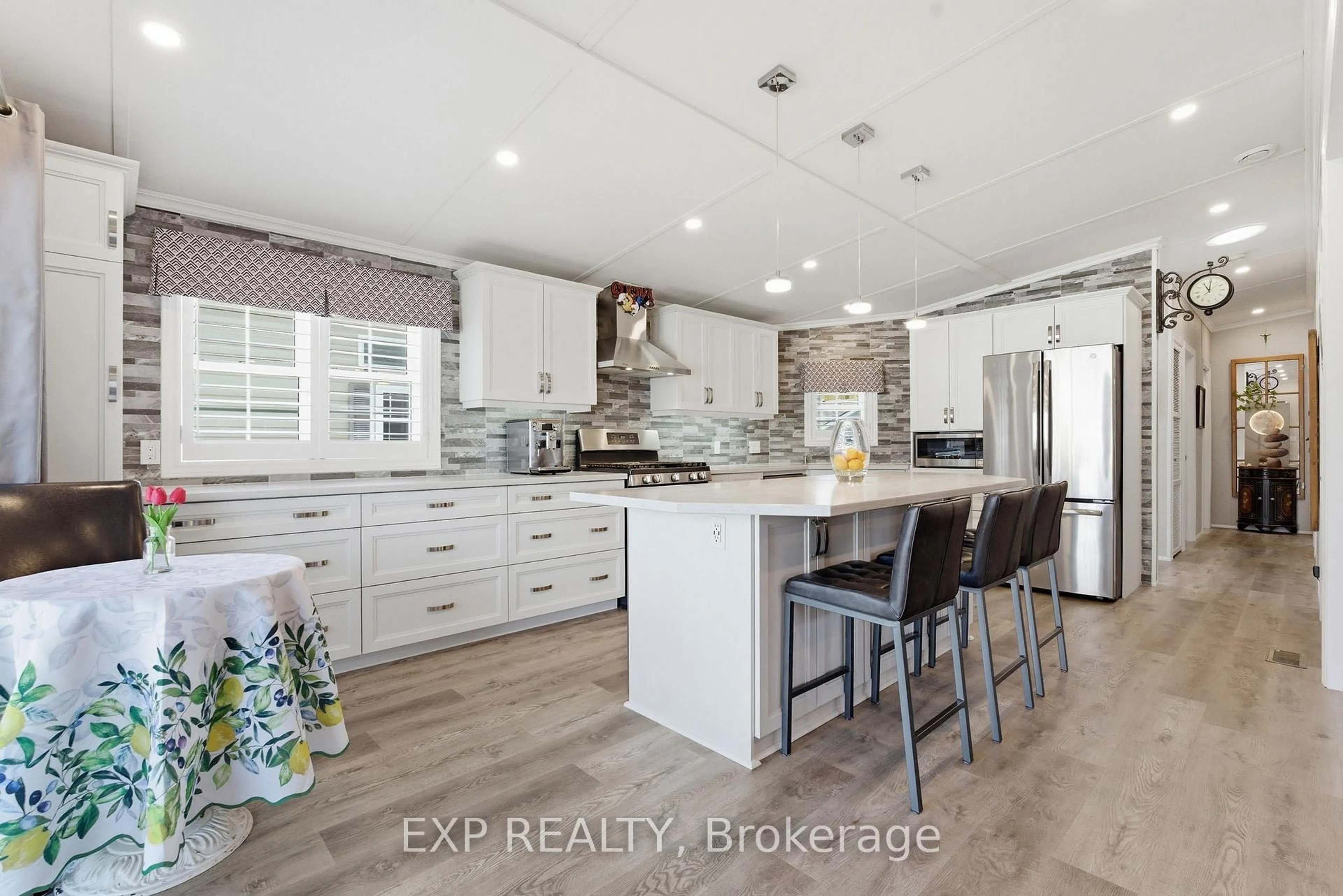 Open concept kitchen, ceramic/tile floor for 4449 Milburough Line #4 Ironwood, Burlington Ontario L7P 0C5