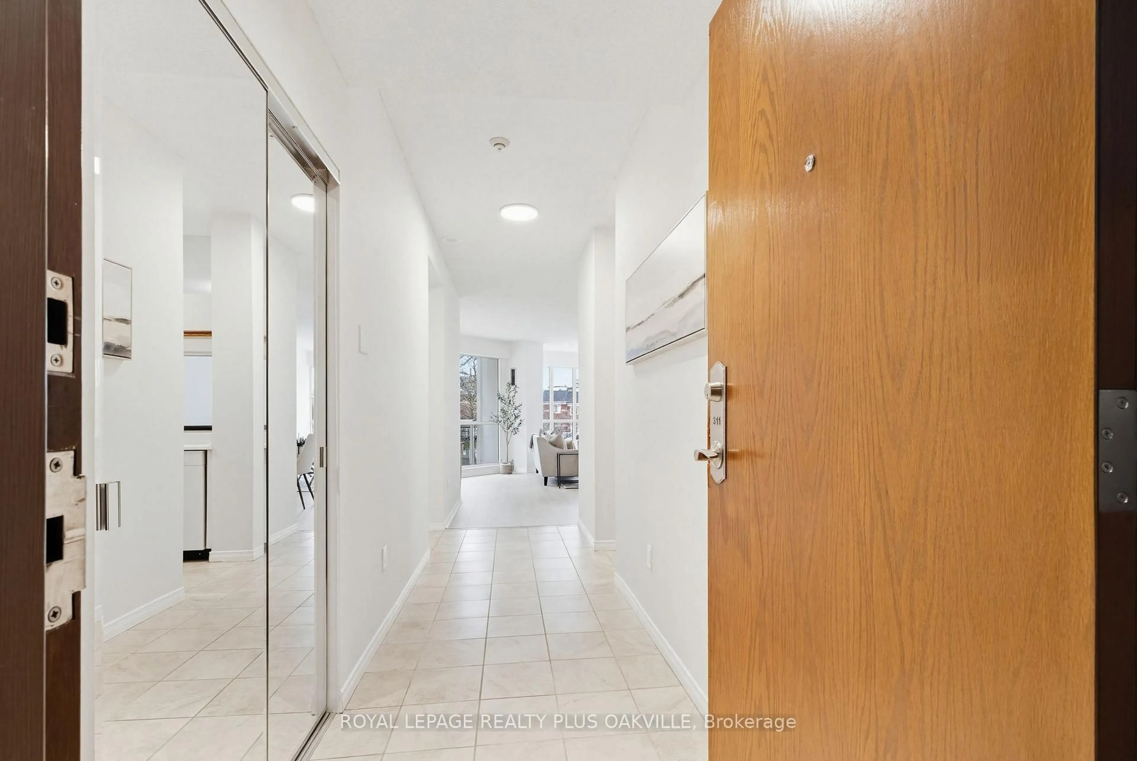 Indoor foyer for 2511 Lakeshore Rd #311, Oakville Ontario L6L 6L9