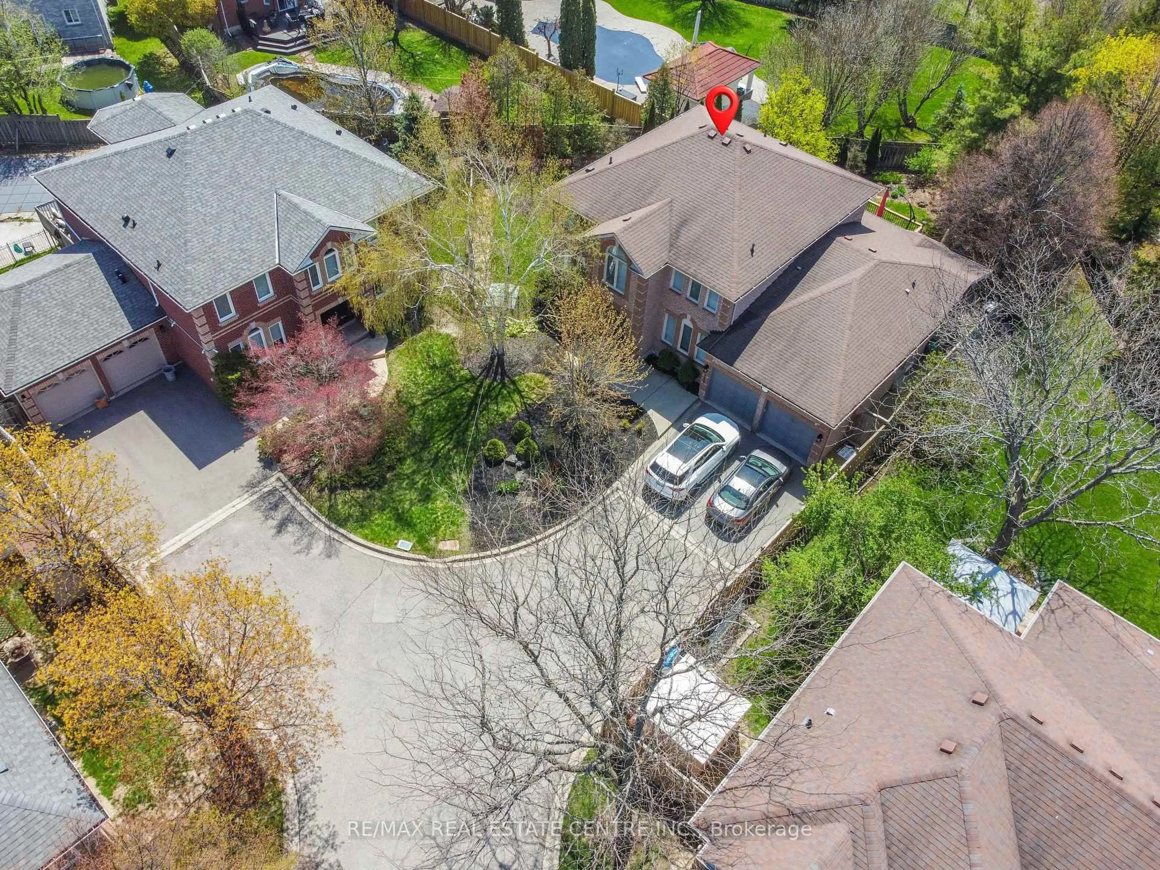 A pic from outside/outdoor area/front of a property/back of a property/a pic from drone, street for 3408 Trelawny Circ, Mississauga Ontario L5N 6N6
