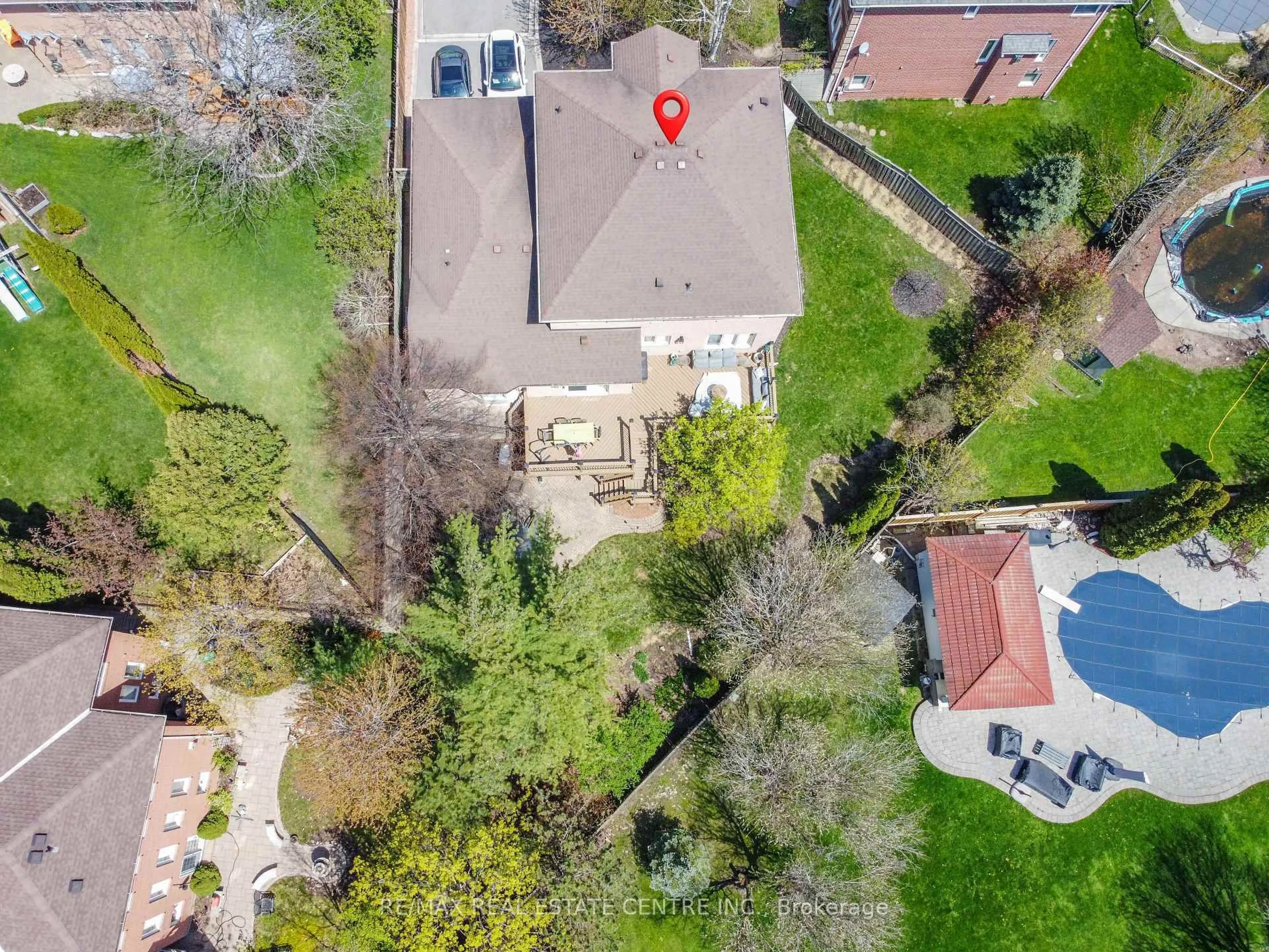 A pic from outside/outdoor area/front of a property/back of a property/a pic from drone, street for 3408 Trelawny Circ, Mississauga Ontario L5N 6N6
