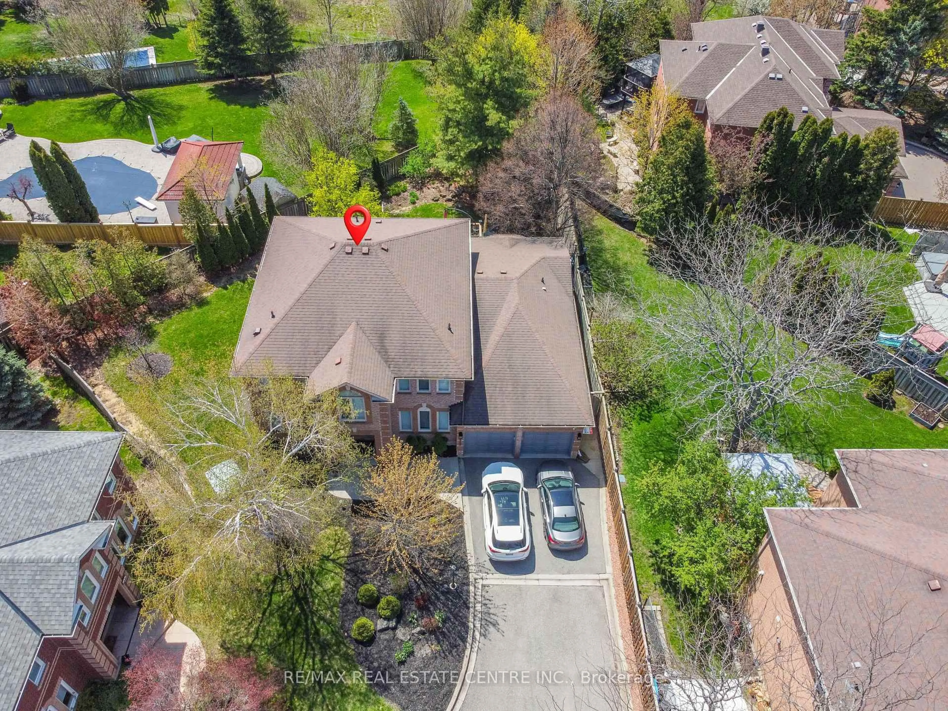 A pic from outside/outdoor area/front of a property/back of a property/a pic from drone, street for 3408 Trelawny Circ, Mississauga Ontario L5N 6N6