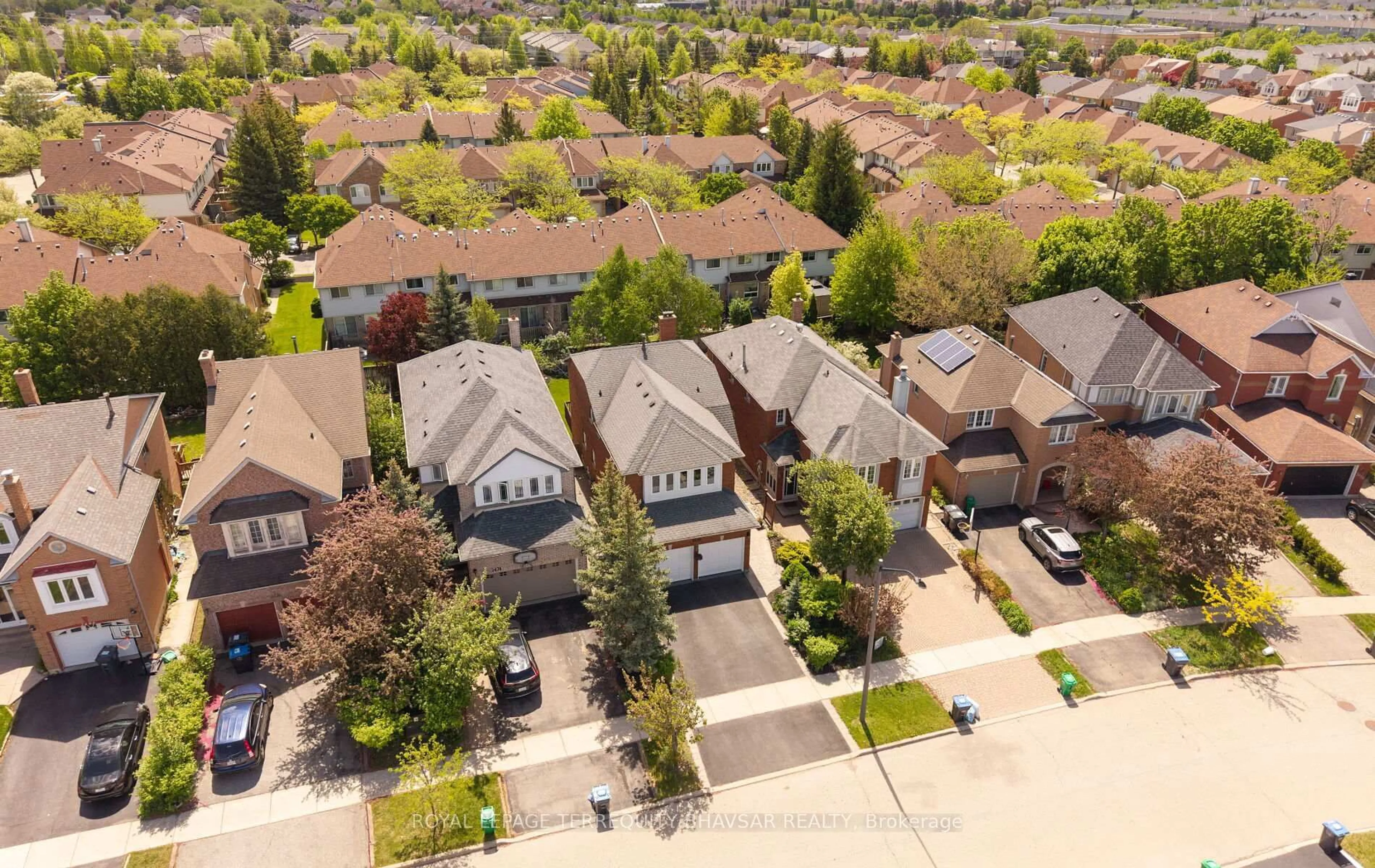 A pic from outside/outdoor area/front of a property/back of a property/a pic from drone, street for 2470 Strathmore Cres, Mississauga Ontario L5M 5K9