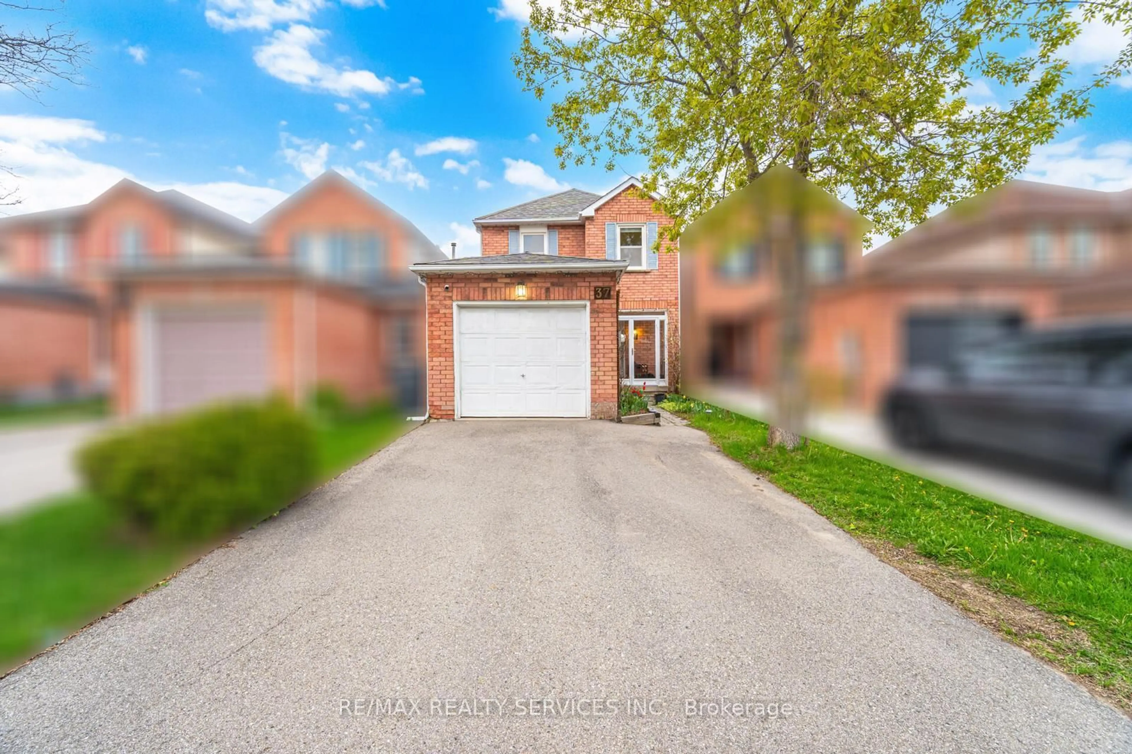 A pic from outside/outdoor area/front of a property/back of a property/a pic from drone, street for 37 Solway Ave, Brampton Ontario L6Z 4E4