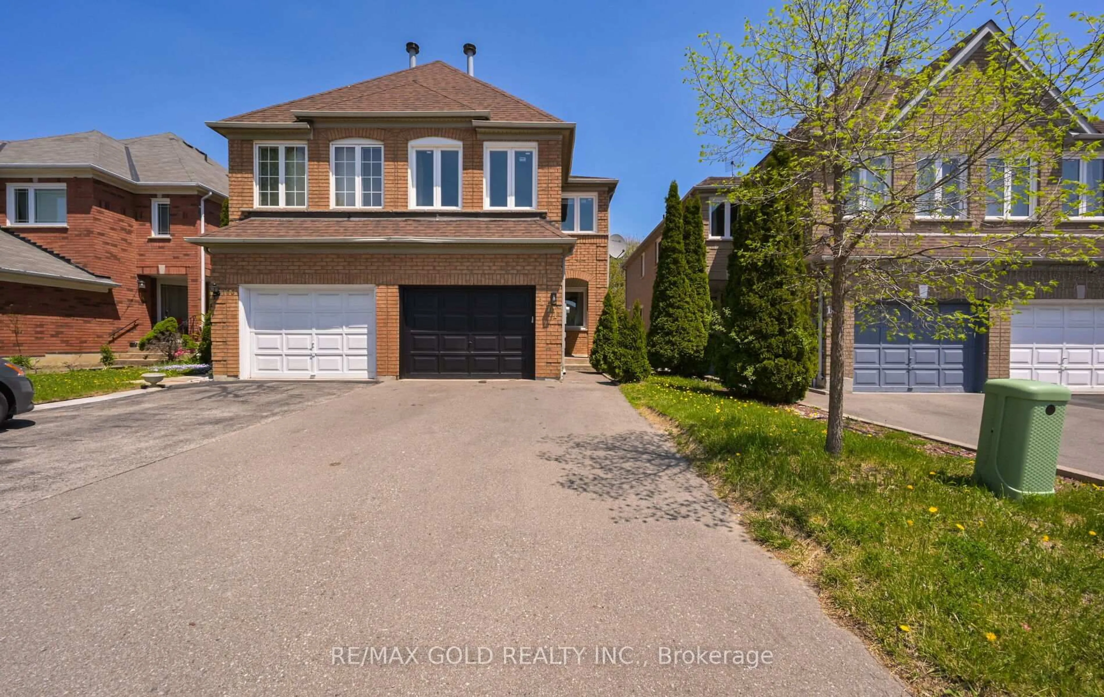 A pic from outside/outdoor area/front of a property/back of a property/a pic from drone, street for 171 Fernforest Dr, Brampton Ontario L6R 1T7