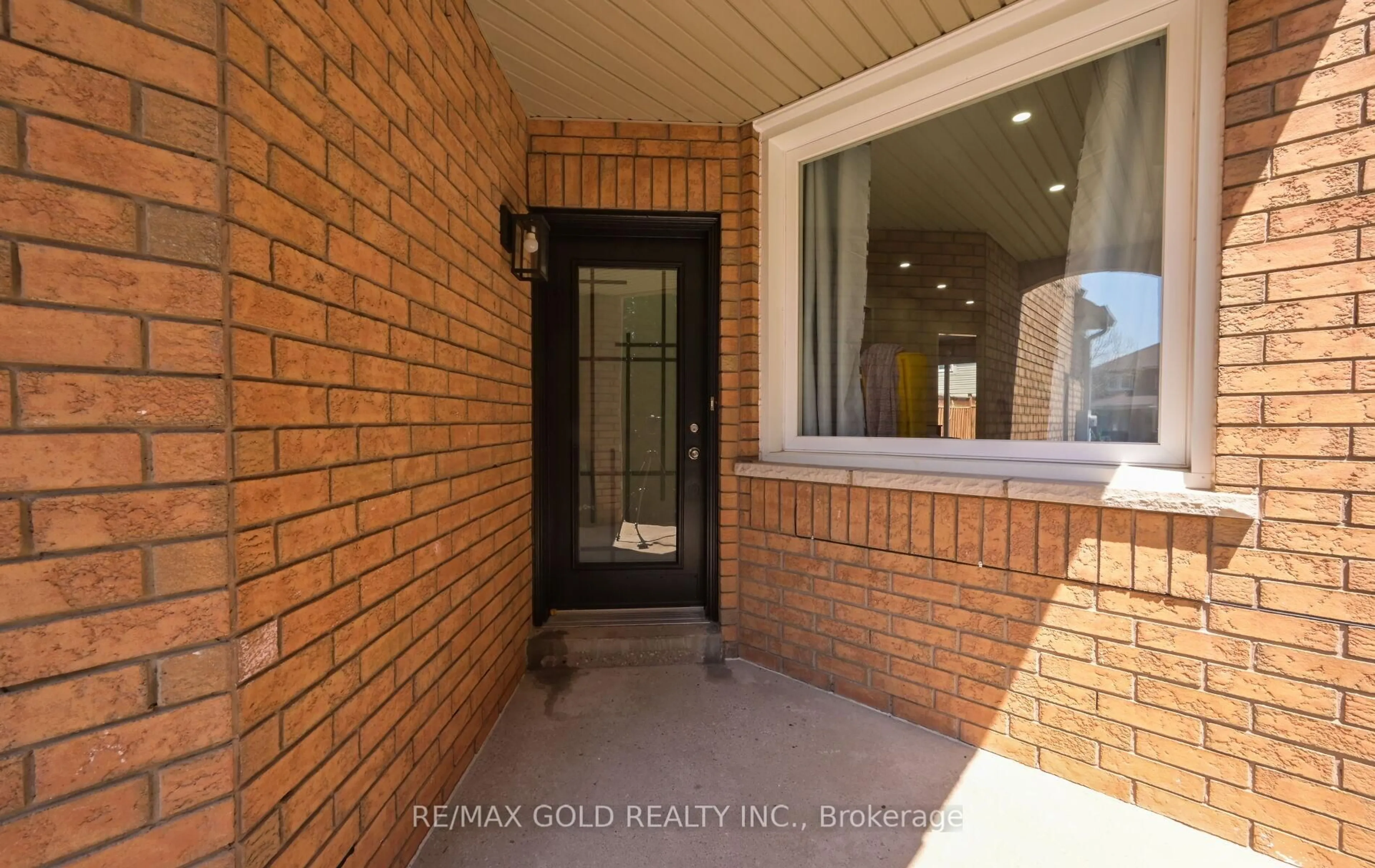 Indoor entryway for 171 Fernforest Dr, Brampton Ontario L6R 1T7