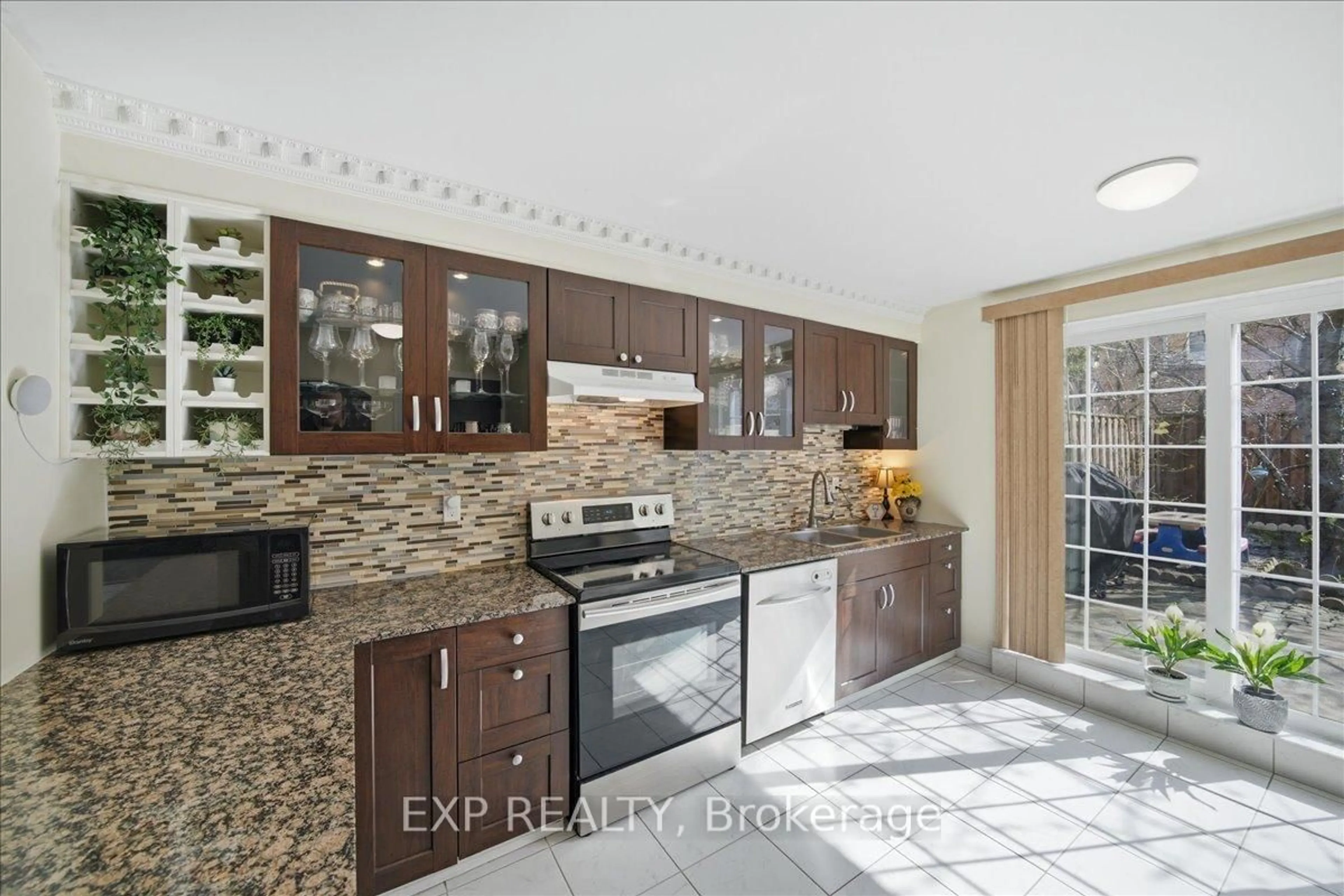 Open concept kitchen, ceramic/tile floor for 1055 Dundas St #167, Mississauga Ontario L4Y 3X6