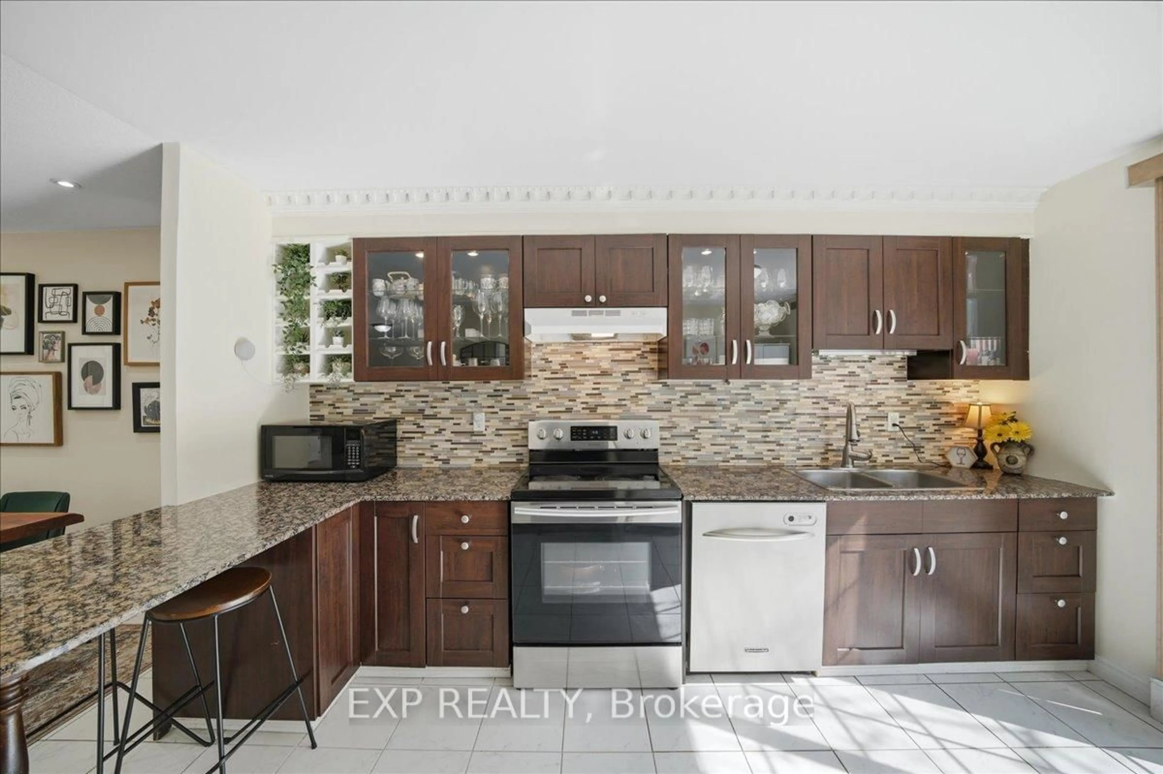 Open concept kitchen, ceramic/tile floor for 1055 Dundas St #167, Mississauga Ontario L4Y 3X6