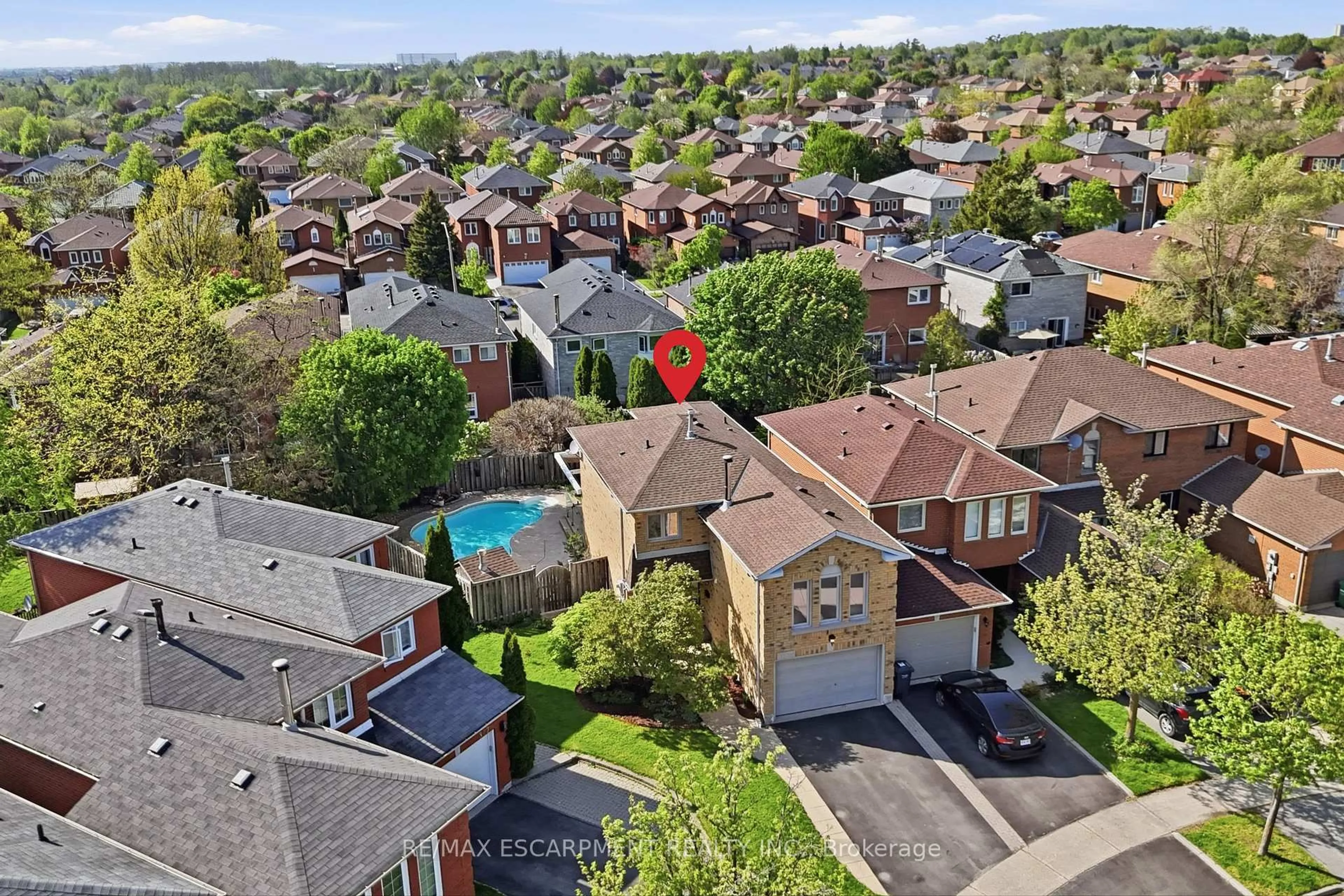 A pic from outside/outdoor area/front of a property/back of a property/a pic from drone, street for 3278 Bobwhite Mews, Mississauga Ontario L5N 6G1