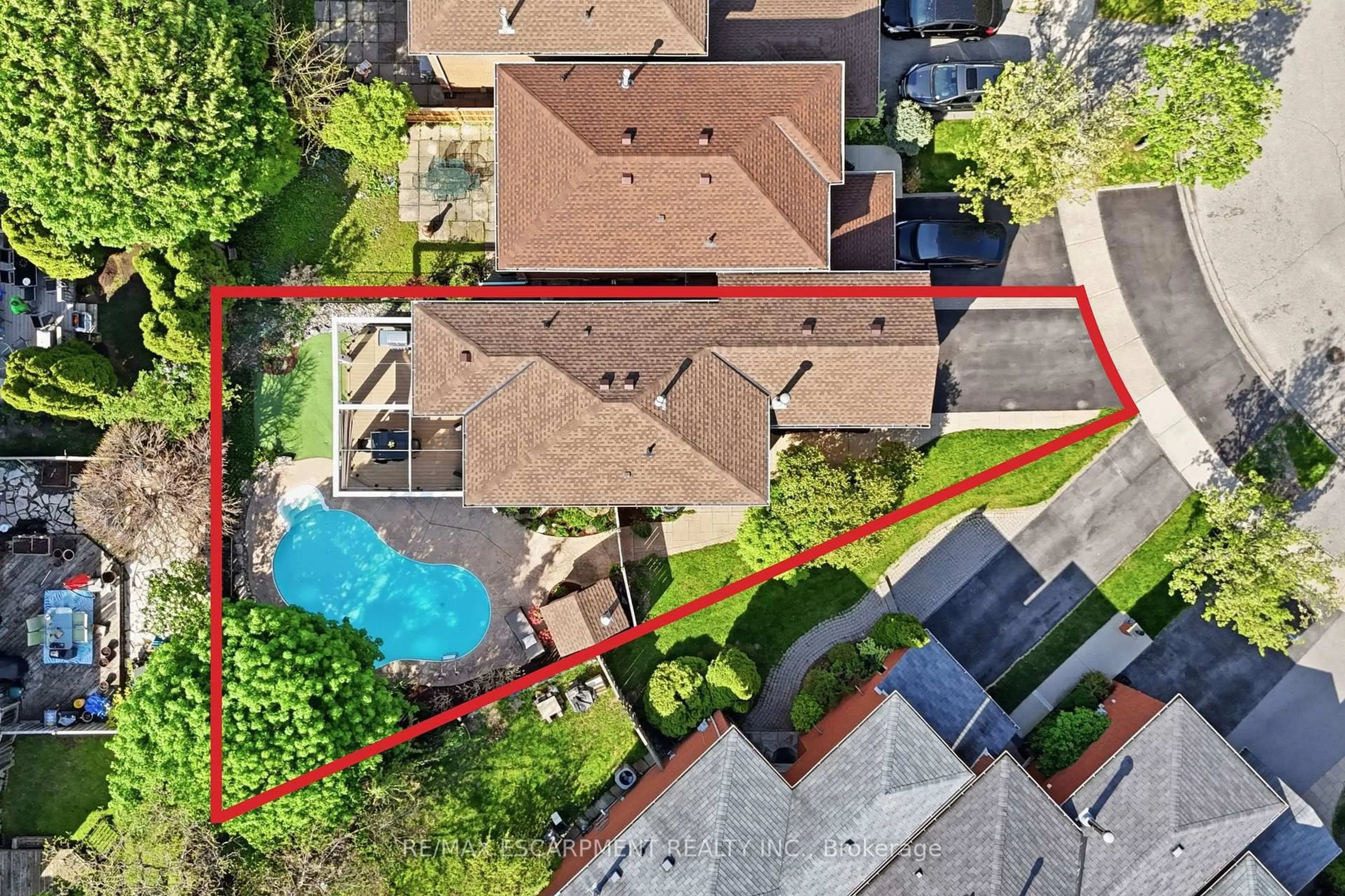 A pic from outside/outdoor area/front of a property/back of a property/a pic from drone, street for 3278 Bobwhite Mews, Mississauga Ontario L5N 6G1