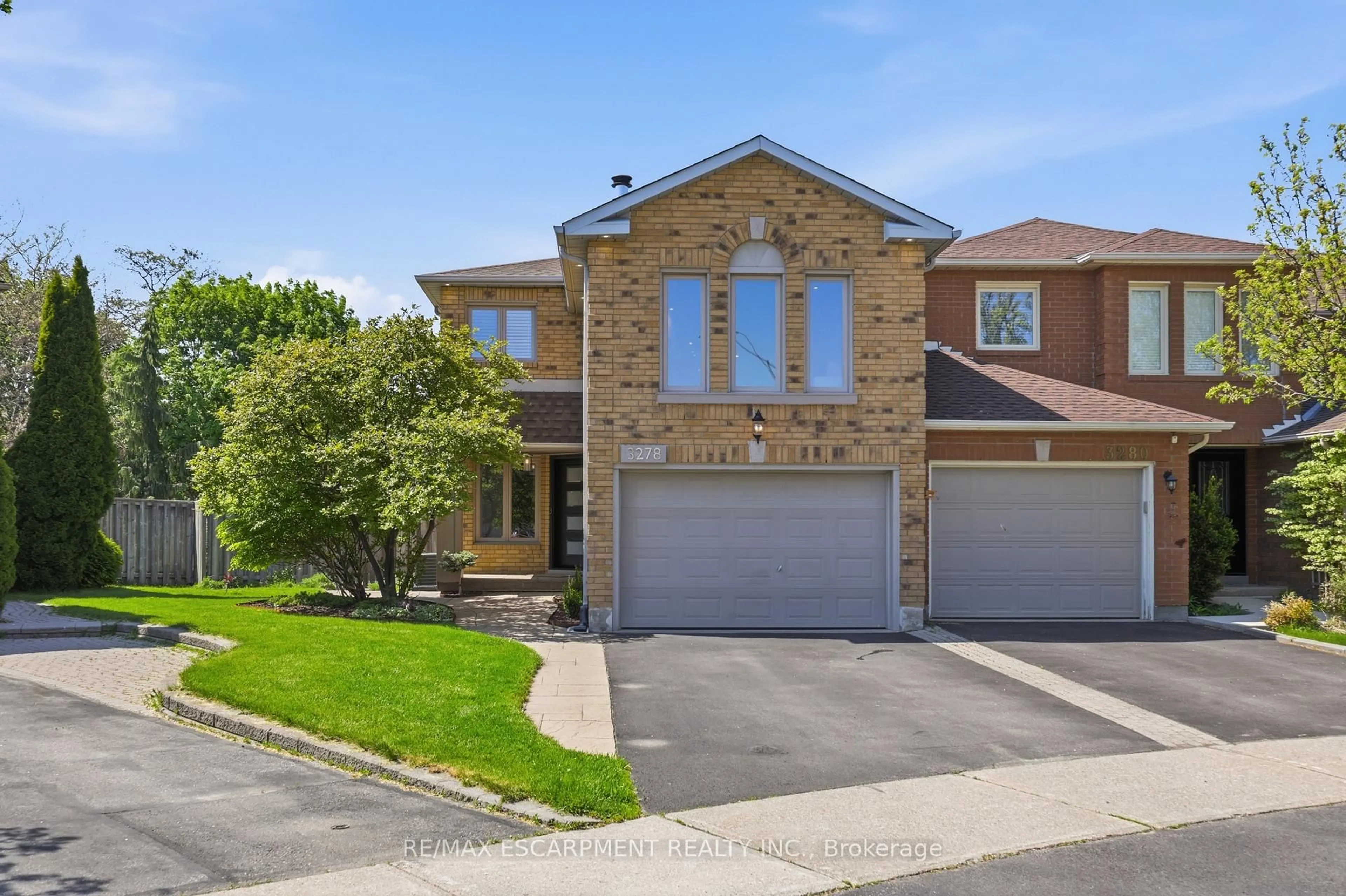 Home with brick exterior material, street for 3278 Bobwhite Mews, Mississauga Ontario L5N 6G1
