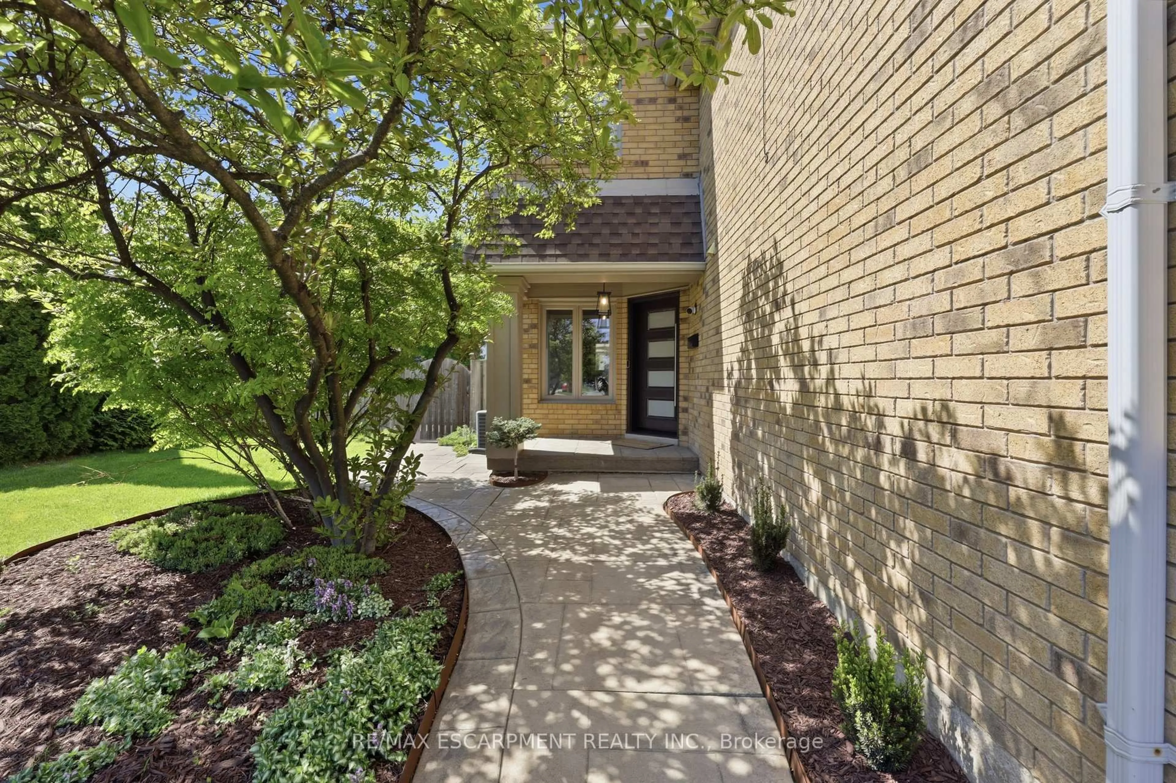 Home with brick exterior material, street for 3278 Bobwhite Mews, Mississauga Ontario L5N 6G1