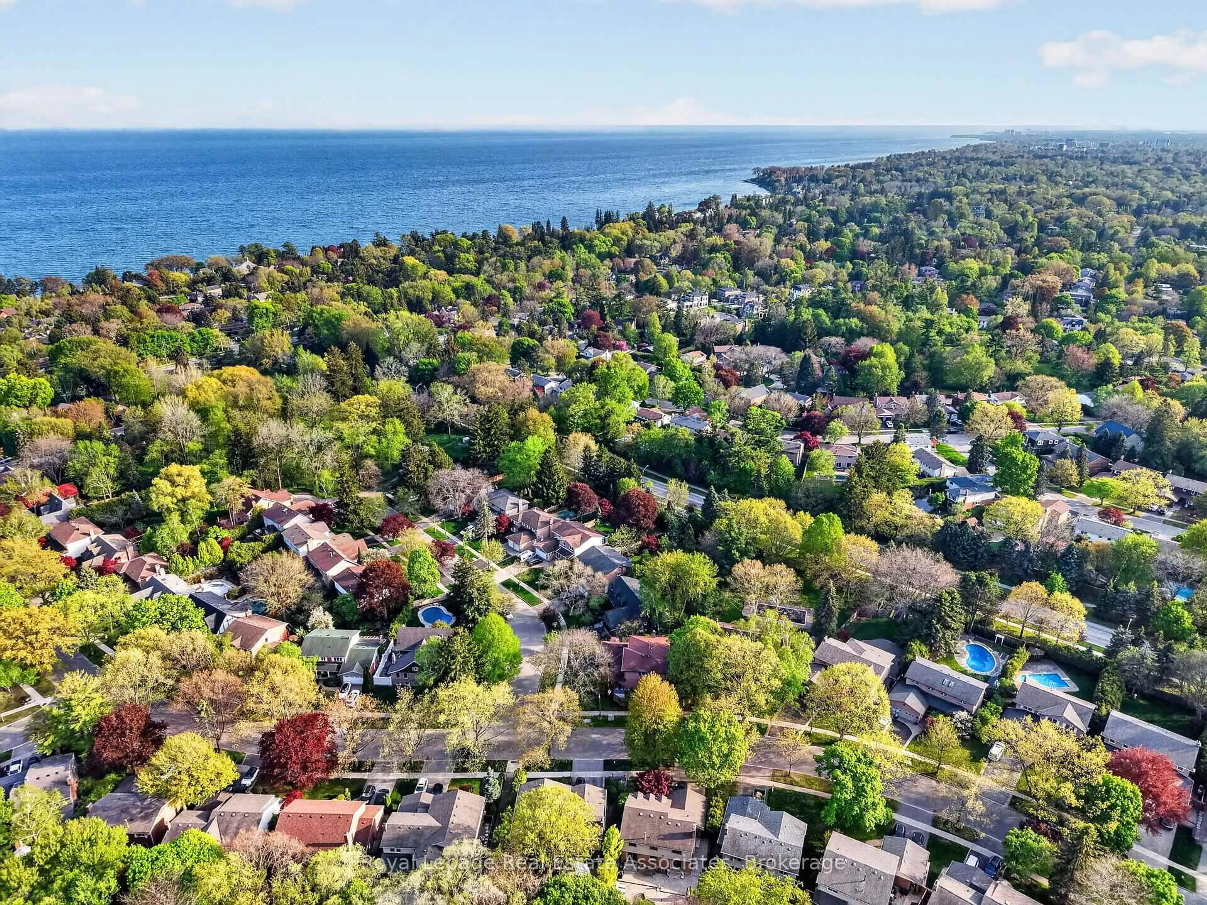 A pic from outside/outdoor area/front of a property/back of a property/a pic from drone, water/lake/river/ocean view for 174 Cheverie St, Oakville Ontario L6J 6C4