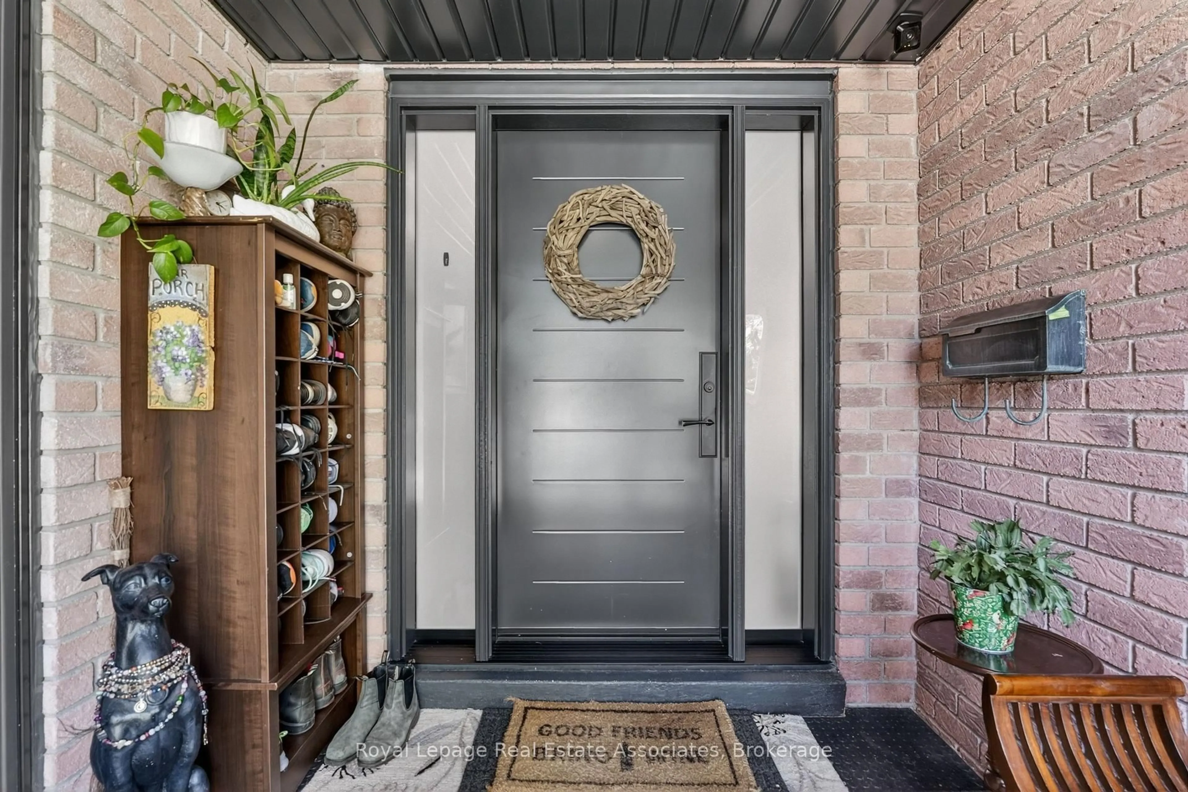 Indoor entryway for 174 Cheverie St, Oakville Ontario L6J 6C4