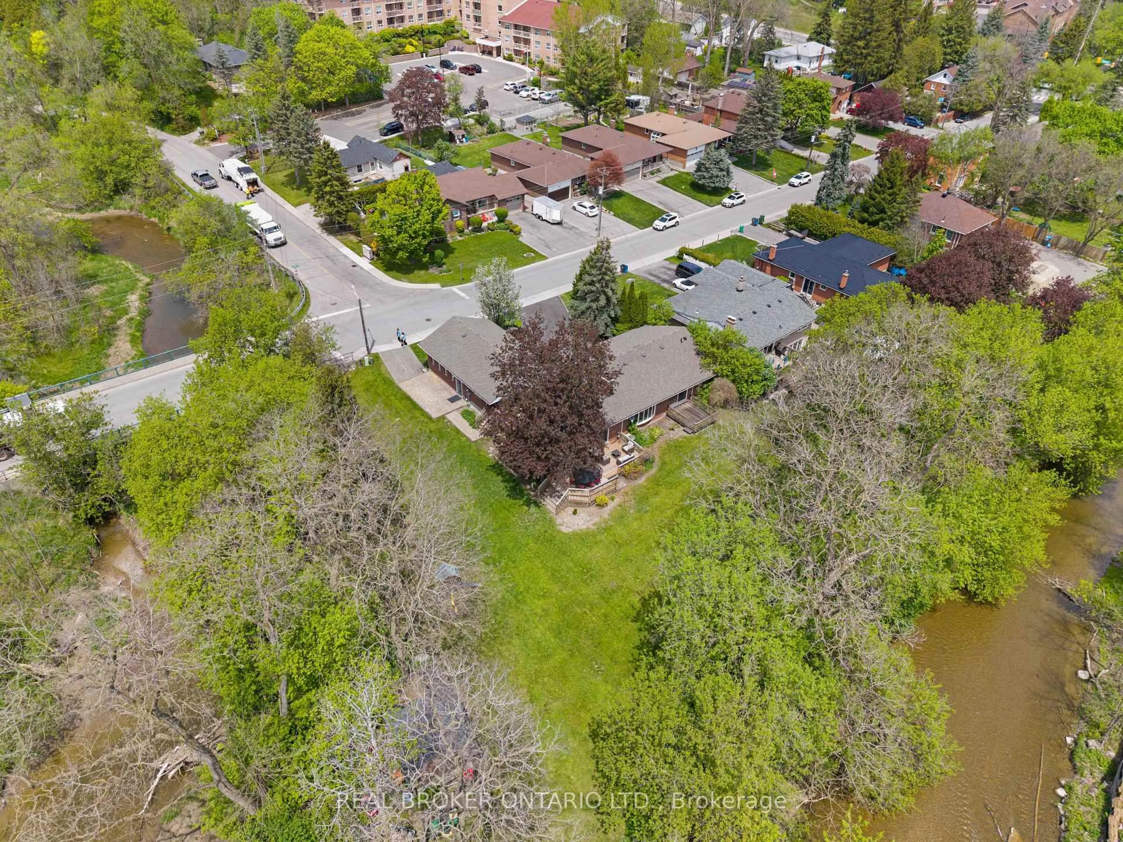 A pic from outside/outdoor area/front of a property/back of a property/a pic from drone, street for 44 Hickman St, Caledon Ontario L7E 2N1