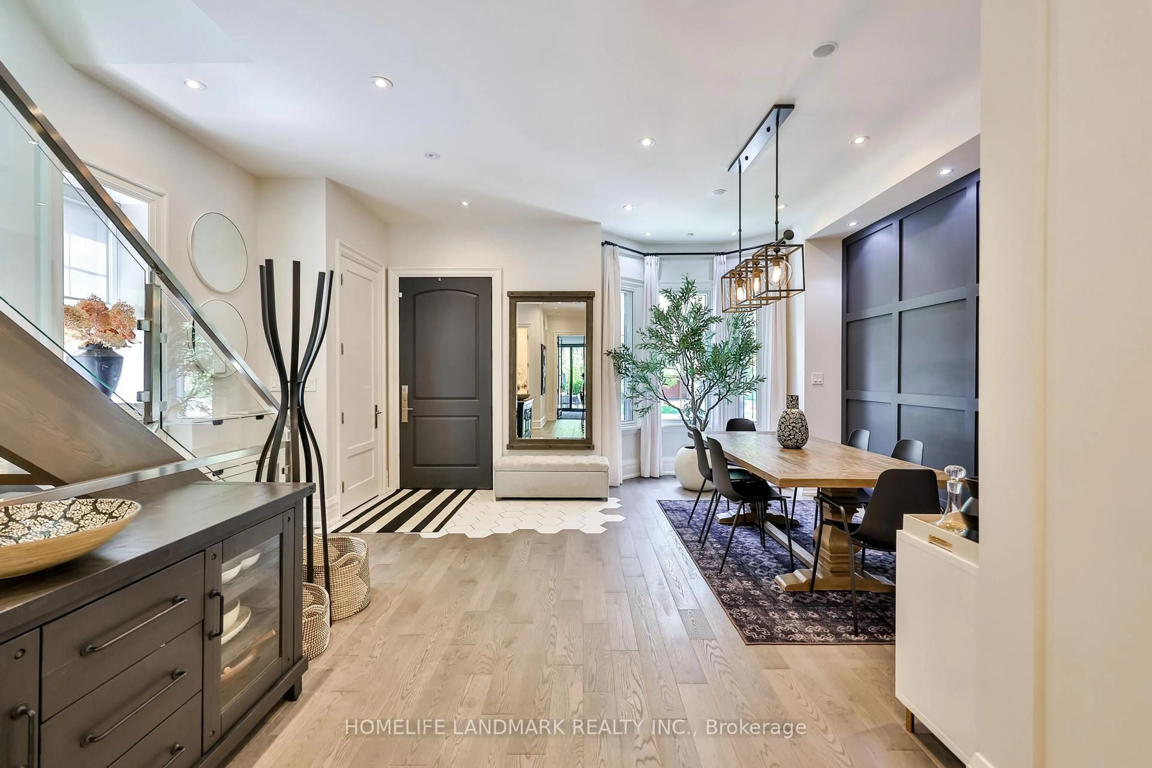 Indoor entryway for 211 South Kingsway Way, Toronto Ontario M6S 3T8